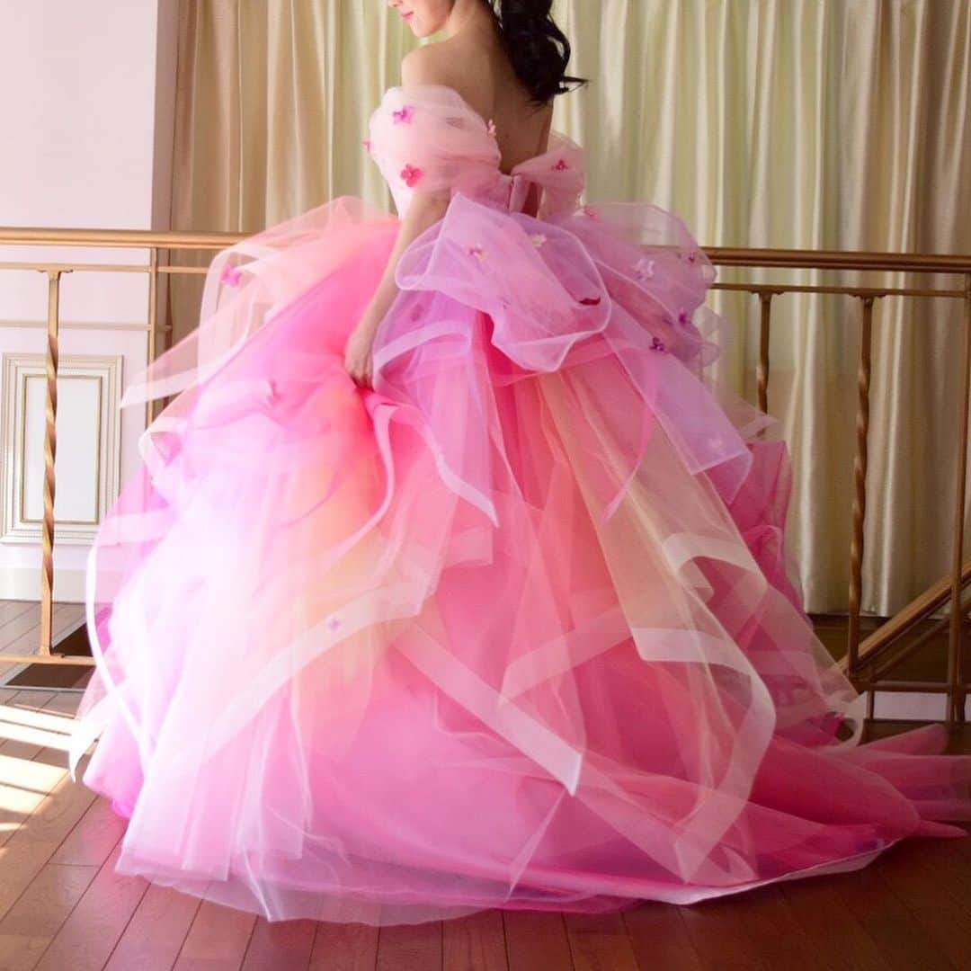 THE HANYさんのインスタグラム写真 - (THE HANYInstagram)「Instagram・FB限定公開♡#thehany2019dresscollection  Pink Colette ピンクコレット #thehanyピンクコレット . ピンクコレットは直営店限定ドレスです。東京本店・大阪店・仙台店へ入荷します！追加情報❤️札幌店にも入荷が決定しました！！ . 現在は大阪店のみで先行試着会開催中✨(※終了しました) . 2017年に発表した、大人気のデザインColette。 ご要望を多数頂戴していたピンク色が直営店限定で登場します。 . ピンク・パープル・イエローなどのグラデーションカラーでキュートな印象のチュールスカートは、ホースヘアを使用し立体感を引き出しました。 . 身頃にはハート型にお花を敷き詰め 座った時でも可愛らしさが出るようにデザイン。 . スカートやリボンにも散りばめられた小花は まるでフラワーシャワーの後のような華やかさです。 . ピンクコレットには、オレンジコレット・グリーンコレットにはなかった取り外し可能のパフショルダーが付いています。 . ※2019ドレスコレクションは、直営店では5月〜6月頃からご試着可能となります。(入荷日が確定しましたらお知らせします) 現在は大阪店限定ででピンクコレットをいち早くご試着・ご予約いただける先行試着会をご予約受付中です！ 【2019ドレスコレクション先行試着会】 開催店舗：THE HANY大阪店 期間：4/6-4/12 お問い合わせ：06 6252 8210 @thehany_osaka  ご試着可能ドレス：ピンクコレット・フェイミー・オリヴィア・ハナビ・ナディア・アガットピンク・ノエル・ベツィー . . #thehany #ザハニー #伊藤羽仁衣 #wedding #weddingdress  #colordress #cute  #花嫁 #結婚式  #dressshop #ウェディングドレス #カラードレス #結婚式準備 #flower  #日本中のプレ花嫁さんと繋がりたい #東京 #福岡#大阪#仙台#札幌 #thehany2019先行予約会 #インスタ限定公開中 #レインボードレス #グラデーションドレス #リボン #pink .【THE HANY直営店はこちら】 東京：0337978210 福岡：0922913821 大阪：0662528210 仙台：0222278210 札幌：0112808282」4月6日 11時42分 - thehany_official