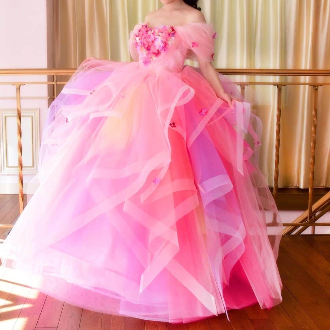 THE HANYさんのインスタグラム写真 - (THE HANYInstagram)「Instagram・FB限定公開♡#thehany2019dresscollection  Pink Colette ピンクコレット #thehanyピンクコレット . ピンクコレットは直営店限定ドレスです。東京本店・大阪店・仙台店へ入荷します！追加情報❤️札幌店にも入荷が決定しました！！ . 現在は大阪店のみで先行試着会開催中✨(※終了しました) . 2017年に発表した、大人気のデザインColette。 ご要望を多数頂戴していたピンク色が直営店限定で登場します。 . ピンク・パープル・イエローなどのグラデーションカラーでキュートな印象のチュールスカートは、ホースヘアを使用し立体感を引き出しました。 . 身頃にはハート型にお花を敷き詰め 座った時でも可愛らしさが出るようにデザイン。 . スカートやリボンにも散りばめられた小花は まるでフラワーシャワーの後のような華やかさです。 . ピンクコレットには、オレンジコレット・グリーンコレットにはなかった取り外し可能のパフショルダーが付いています。 . ※2019ドレスコレクションは、直営店では5月〜6月頃からご試着可能となります。(入荷日が確定しましたらお知らせします) 現在は大阪店限定ででピンクコレットをいち早くご試着・ご予約いただける先行試着会をご予約受付中です！ 【2019ドレスコレクション先行試着会】 開催店舗：THE HANY大阪店 期間：4/6-4/12 お問い合わせ：06 6252 8210 @thehany_osaka  ご試着可能ドレス：ピンクコレット・フェイミー・オリヴィア・ハナビ・ナディア・アガットピンク・ノエル・ベツィー . . #thehany #ザハニー #伊藤羽仁衣 #wedding #weddingdress  #colordress #cute  #花嫁 #結婚式  #dressshop #ウェディングドレス #カラードレス #結婚式準備 #flower  #日本中のプレ花嫁さんと繋がりたい #東京 #福岡#大阪#仙台#札幌 #thehany2019先行予約会 #インスタ限定公開中 #レインボードレス #グラデーションドレス #リボン #pink .【THE HANY直営店はこちら】 東京：0337978210 福岡：0922913821 大阪：0662528210 仙台：0222278210 札幌：0112808282」4月6日 11時42分 - thehany_official