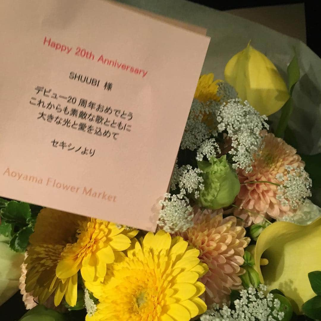 SHUUBIさんのインスタグラム写真 - (SHUUBIInstagram)「20周年ツアー初日ありがとうございます！！！ 20年のステージに連れてきてくれた皆、本当に本当にありがとうありがとう！！！ みんなの笑顔が最高でした！！！ 昨日は泣かなかったよ！！！笑 次は5月12日日曜日の福岡公演！ チケットの発売日は、明日、4月7日〜スタート！！！ そして8月4日のビルボード東京の詳細も発表できました！チケットは4月25日発売です！ アニバーサリー、走ります！！！最高のツアーにするよ！ #shuubi #20周年 #ツアー #初日 #アニバーサリー #シンガーソングライター #松本圭司 #伊藤ハルトシ #素晴らしい #アンサンブル #楽しかった #音楽 #音楽好きな人と繋がりたい #目黒ブルースアレイ #ビルボード東京 #撮影 #野口カオル」4月6日 11時43分 - shuubihidemi