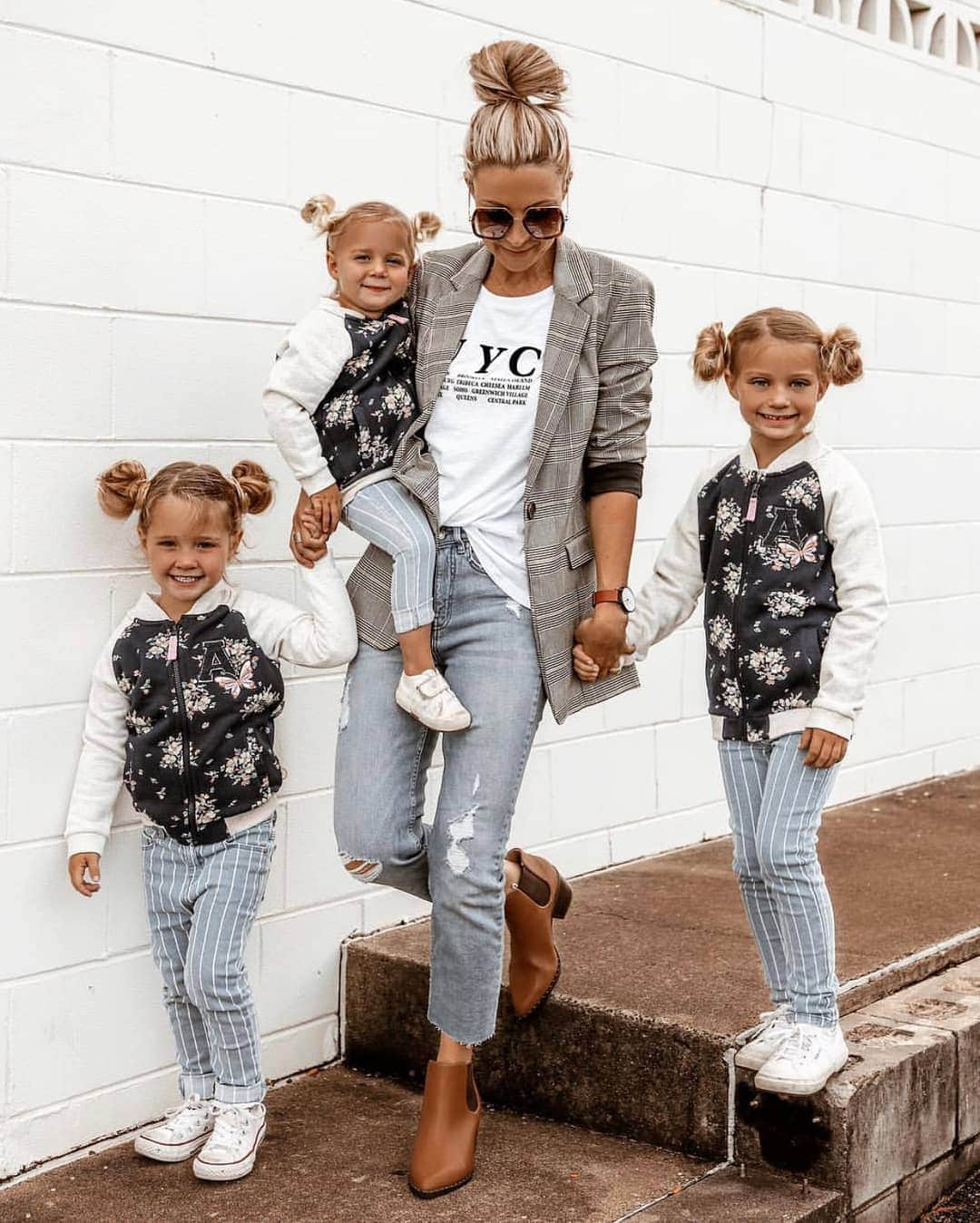 Target Australiaさんのインスタグラム写真 - (Target AustraliaInstagram)「Too much cuteness in one pic! Our new denim range is looking great on everyone! Thanks for sharing @the.quinn.girls! ❤️🎯 #denimland #targetaus #targetauswomen」4月6日 11時48分 - targetaus