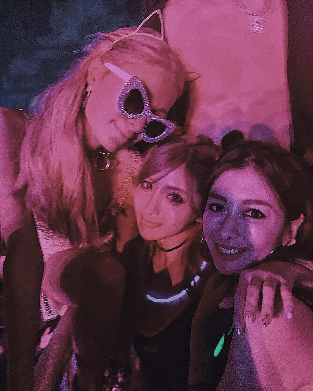 小原優花さんのインスタグラム写真 - (小原優花Instagram)「We met Parishilton✨《 @parishilton 》 I couldn't be happier！！！！🥺😭💗💗💗 I'm a big fan of Queen💕👸🏼💕 She was kind and verrrrrrry beautiful🥰🌈 ・ ・ All thanks to him💜 @soyrix ✨ ・ ・ ウルトラのVVIPで大大大大大好きなパリスヒルトン様に会えたよ！🥺💕 会って話して写真を撮れる日が来るなんて夢のようでした🙏🏻😇💜💜 ・ #ultra #ultramiami #vvip #parishilton #queen #miami #florida」4月6日 11時53分 - yunkoro519