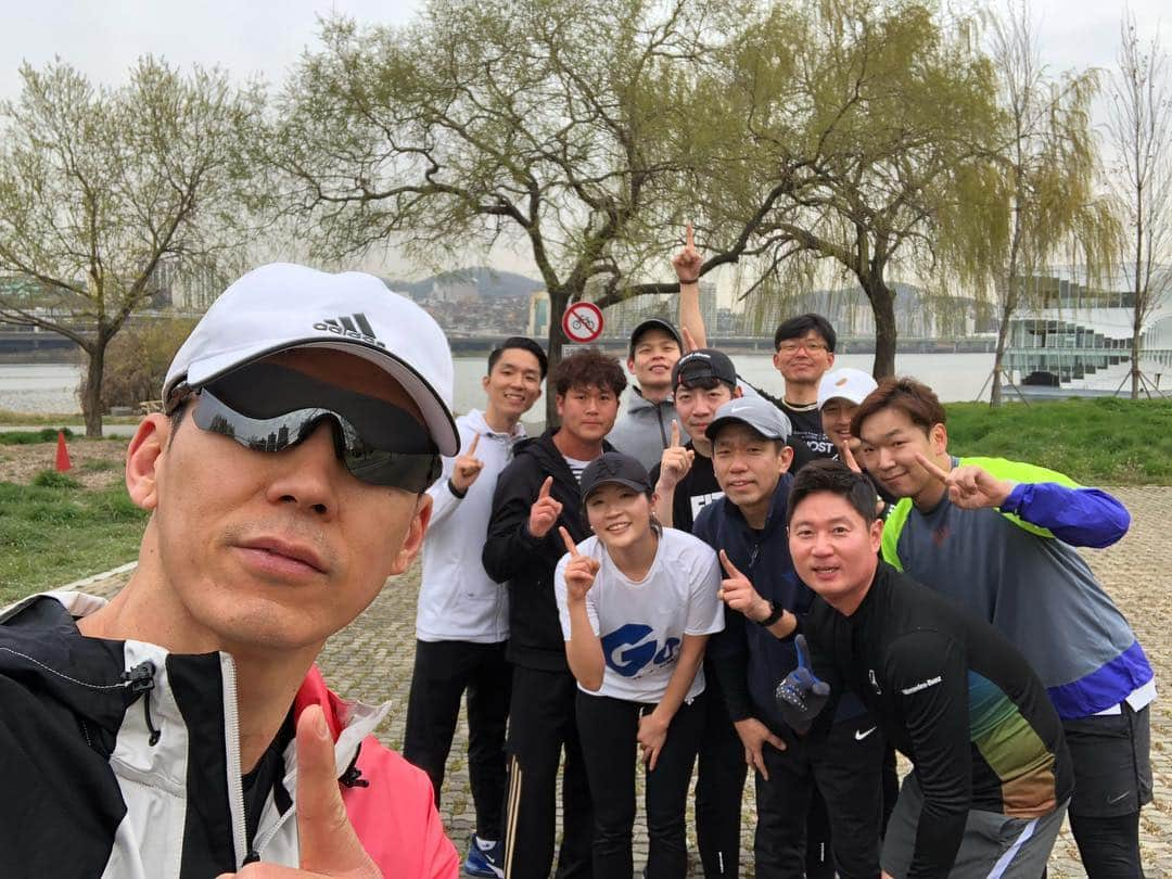 ジヌションさんのインスタグラム写真 - (ジヌションInstagram)「🏃‍♂️ 희망을 달리다! 2019년 4번째 굿액션by션 2019년 4월6일 8:00AM  한남나들목 한강시민공원 루게릭요양병원 건립을 위해 한마음으로 달렸습니다. 몸도 마음도 건강하게 달리고 러닝 마치고 프레시코드 샐러드까지 건강하고 맛있게 마무리 했습니다. 우리의 작은 한걸음 한걸음이 국내 최초 루게릭요양병원건립이라는 기적을 만드는 그날까지 열심히 함께 달려 보겠습니다.  오늘 함께 달리신 모든 분들 감사합니다. 5번째 굿액션by션 은 5월4일 토요일 8:30AM 입니다. 5월에 또 함께 달려요! #승일희망재단 #루게릭요양병원건립 #굿액션by션 #GOODACTIONbySEAN #프레시코드 #파워에이드 #코카콜라 #freshcode #powerade #cocacola」4月6日 11時54分 - jinusean3000