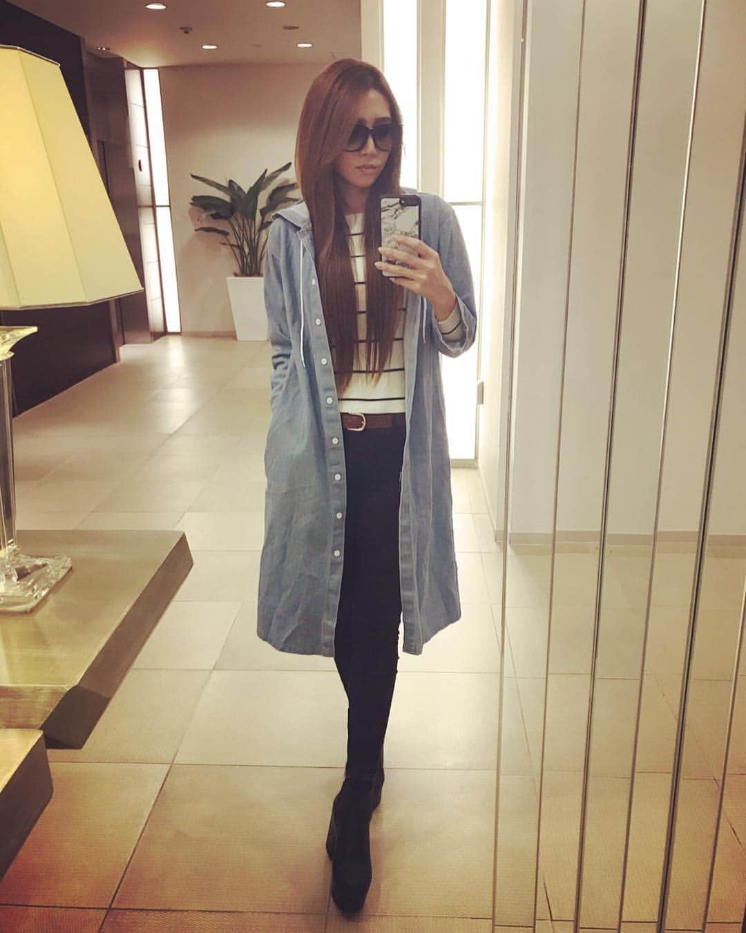 のインスタグラム：「. . ▶︎▶︎スライドしてね▶︎▶︎ デニムロングコートお気に入り💙 タイトでライン綺麗なの✨ フードもついてるからカジュアルにも着れる😽 . . #mezzo #mezzo専属モデル  #親子モデル #アンバサダーモデル #mezzo公式アンバサダー #ママモデル #女の子ママ #ママライフ #アラフォー #アラフォーママ #ママでも綺麗に #ママさんと繋がりたい #momcode #mommodel #momlife #ootd #outfit  #모델 #데리룩 #팔로우 #엄마 #데일리룩」