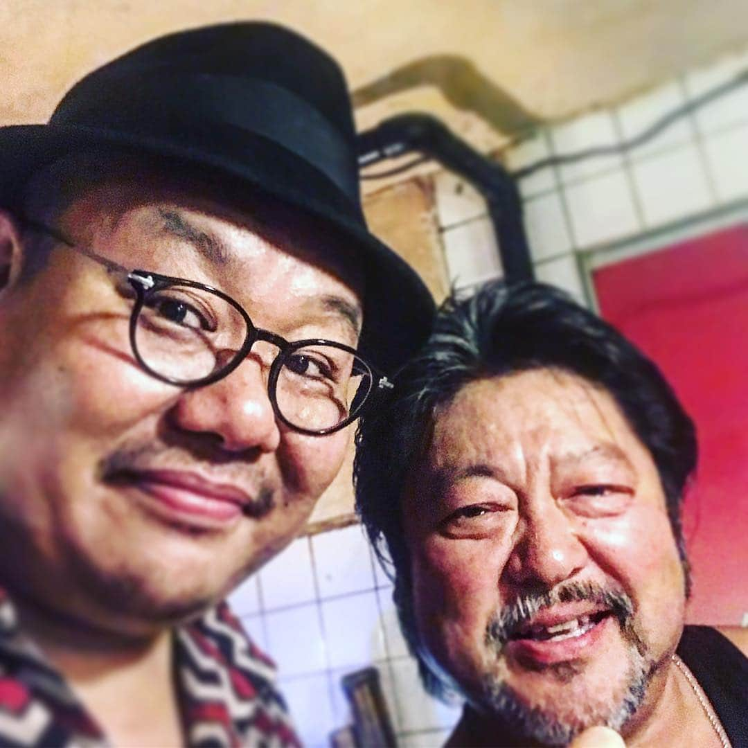 中沢ノブヨシさんのインスタグラム写真 - (中沢ノブヨシInstagram)「なんだか素敵な出会いでした！！ かんがえてみたら、 一度も会ったことない方と、 いきなりライブなんて、 初めてだったかも？  とにかく、 アメリカ生活の方が長いにせよ、 日本人で、アメリカで、 ヴォーカリストとして活動されている方がいるなんて！  で、 年間300日以上歌われているようで、 「有無を言わせぬ何か」  をヒシヒシと感じました！ ギターも素晴らしかったです！  Tomi Isobeさん  次はまた日本でお会いできるか、 ハワイに武者修行に行こかな！  とにかく、 素敵な出会いでした！  オガンさん、ロジャーさんも、 ありがとうございました！！ #中沢ノブヨシ #tomiisobe #ジロキチ #soul ＃music」4月6日 11時56分 - nobuyoshinakazawa