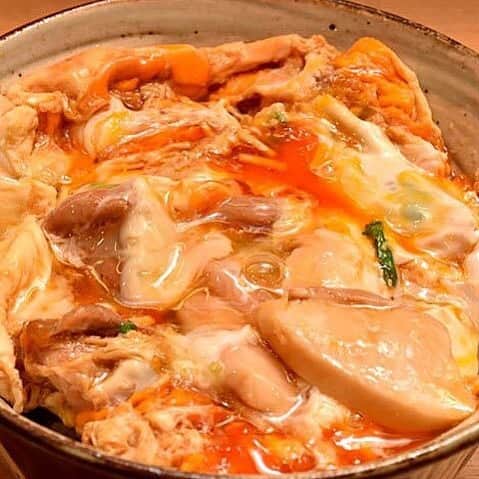 東京カレンダーさんのインスタグラム写真 - (東京カレンダーInstagram)「『鳥つね 自然洞』の昼の名物は1日20食限定の「特上親子丼」。甘辛い味付けととろける食感にどんどん食べ進められてしまう。12時過ぎに完売することもあるのでお早めに！ #東京カレンダー #東カレ #tokyocalendar #lunch #神田 #鳥つね自然洞 #特上親子丼」4月6日 12時07分 - tokyocalendar