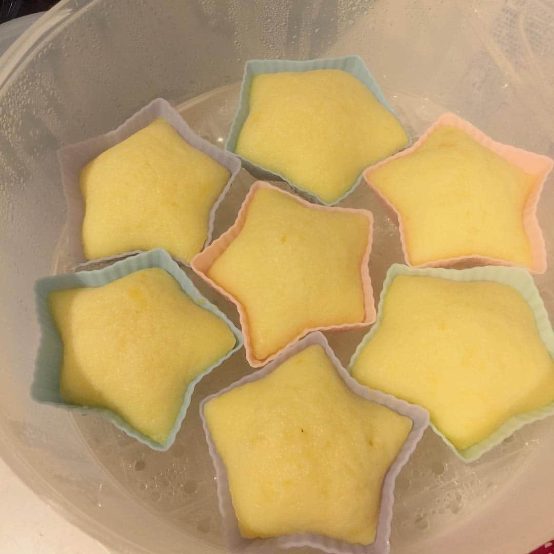 おおたうにさんのインスタグラム写真 - (おおたうにInstagram)「🧁steamed cakes using Tankan orange peel🍊 ホットケーキミックスを使って、たんかんピールの蒸しケーキを作りました。これを持ってお花見🌸 合流してね❣️ #今日のおやつ #sweets #homemade #冷めても美味しいのだろうか」4月6日 12時01分 - outa_uni
