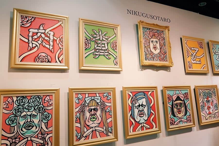 渡辺直美さんのインスタグラム写真 - (渡辺直美Instagram)「@nikuguso_taro 先生が Artexpo New Yorkという超デカいアートのトレードショーに4/4〜4/7まで出展という事でお邪魔させて頂きました🙏 世界中の何千もの現代芸術家の方、そして作品が沢山展示されてる中、nikuguso先生のブースだけまじ異様に目立ってて凄かったです😆流石です😇🤚肉糞の意味を説明して軽く引く人もいたみたいですが🤣ブースに沢山人が集まってて凄い人気でした✨🥺 そのあと、お食事も行かせて頂き、今までに見たことないバカでかいエビの盛り合わせが出てきて、軽くテンパりました😘 是非NYにいる方はくっきーさんの作品を生で見に行ってみてください🤗💚 #artexponewyork  #nikugusotaro」4月6日 12時01分 - watanabenaomi703