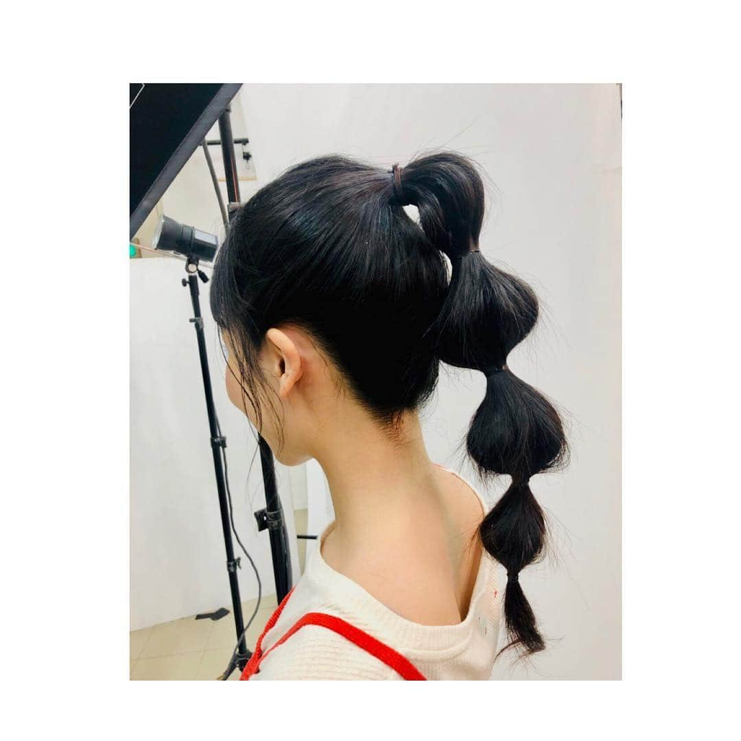 MAIKO さんのインスタグラム写真 - (MAIKO Instagram)「「be-o見たよ〜📚」の中でよく言われるのは髪型ね🤗 玉ねぎヘアー🙋🏻‍♀️ be-oさんの絵コンテにはすでに玉ねぎヘアー書かれてて、それをめちゃくちゃ綺麗に再現してくれたヘアメイクのりーさん( @risakayahara)ありがとうございましたーっ🥰 ✨ プロにメイクもしてもらうとテンション上がるよね〜🤤✨ ・ ・ #玉ねぎヘアー #お団子にも見えるなぁ🤤🍡 #沖縄 #フリーマガジン #beo #セブンウップス #sevenoops #撮影スタッフみんな優しかった🥰✨ #素敵な経験をありがとうございました🌸」4月6日 12時02分 - maiko_oops