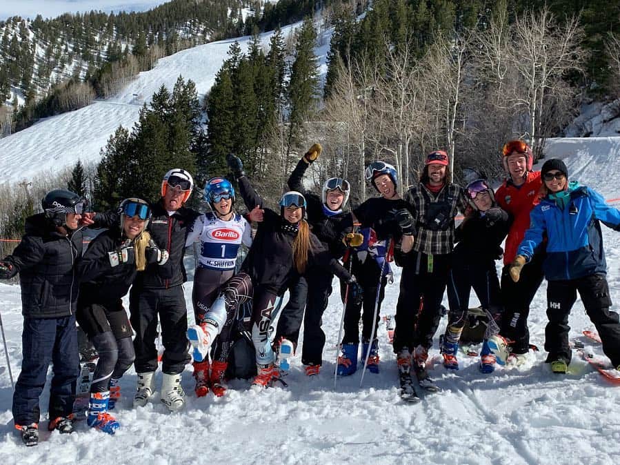 ミカエラ・シフリンのインスタグラム：「Had so much fun shooting with @oakleyskiing today at @aspensnowmass!! Major thanks to the crew at @team_avsc for helping out - had a blast hanging with you all! Check out my story for more behind-the-scenes from the shoot. 📸👏🤗🤗😎 @ikonpass #alterra」