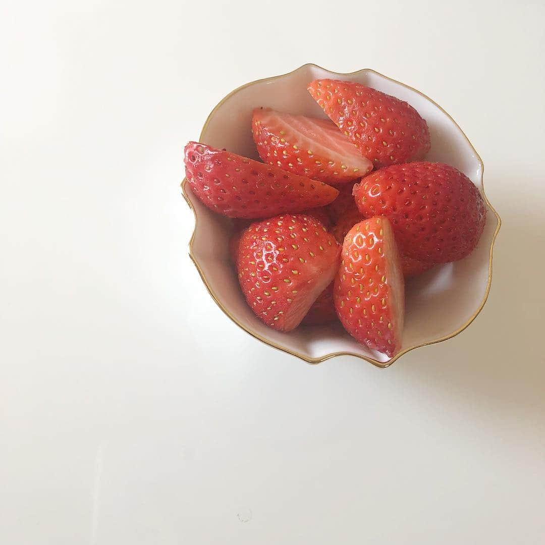 中嶋桃花さんのインスタグラム写真 - (中嶋桃花Instagram)「朝ごはんはイチゴ食べたの🍓  お買い物したくてうずうずしてる👠」4月6日 12時15分 - momoka_nakajima