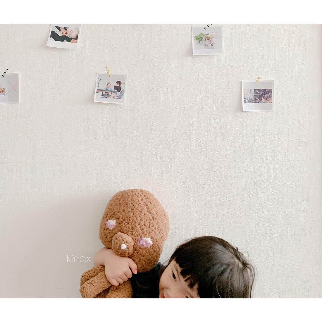 kinaxのインスタグラム：「. good afternoon(๑′ᴗ‵๑)☀in Japan, and good morning, good evening, good night for world friends! . 今日はポカポカでお花見日和だね🌸 . . この前ぬいぐるみを作ってって言われたので 去年のハロウィンで使ったキキの箒をばらして もふもふのわんこを🐕 . というか、わんこに見えないのだけど笑 こどもたちは2人ともすぐ分かってくれて モフオと名付けて可愛がってるよʕ •́؈•̀ ₎笑 . . ちびっこ姉さんは「モフオ」が気に入らなくて 「くるみ」って名付けたのだけど むちこさんが「もふおー」って呼ぶので 👧「クルミだよ」 🧒「くぐみー」 👧「く、る、み」 🧒「…もふおー！」 という攻防。 . ぷぷぷ♡ . . 話はちょっと変わって 水筒よりも容量の大きな保温容器が欲しくて #rivers の #サーモジャグ #keat を☕️ . ウッドハンドルがかわいいʕ •́؈•̀ ₎♡ . 楽天roomに載せておきます☟ @kinax . . みんなも楽しい1日を♡ . . #親バカ部 #handmade #目がキラキラ #女の子ぽいけど #モフオ #ジョージゼンセン #あっちこっちふきん #すごい #roomインフルエンサー #楽天roomに載せてます @room_rakuten #コーヒー大好き 2019/04/06」