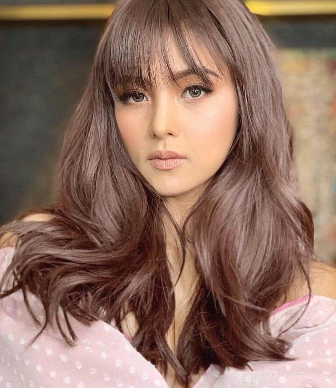 Kim Chiuさんのインスタグラム写真 - (Kim ChiuInstagram)「she bangs!!!💥. . when you know its your birth month!!!🌸🌸🌸 tougher not older!!!😝 . great things coming ahead!!! . lezzgow!!!🧚🏻‍♀️ happy weekend everyone!💋」4月6日 12時08分 - chinitaprincess