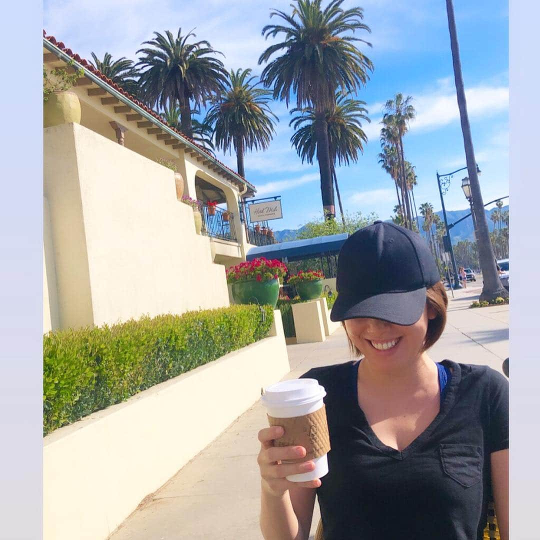 Hiroe Hiranoさんのインスタグラム写真 - (Hiroe HiranoInstagram)「#シアトル→#カリフォルニア へ。🇺🇸 #LA について、そのまま直行。 #マリブ を抜けて、大好きなPCHドライブして。 #サンタバーバラ 🌴へ。2時間ほどで到着。 スペイン調の町並みで、美しく大好きな場所❤️ . こんな感じでいつものように相方と ジムでトレーニング（笑）💪 . ヘルスケア、メンタルケアの学びが深くなったのは、 この人のおかげ。 . コーヒー飲んで海を見ながら、 特に予定も立てず、 ひたすらぼーっと☕️💚 とにかくお互いの溜まったネタを語りタイム（笑） . アメリカの誕生日前夜🥂 楽しんでおります😆 . 日本の皆様。 たくさんのメッセージありがとう❤️ 明日の朝は、ビーチをサイクリングして。 港の市場で、漁師さん獲れたてのウニを食べに行く予定のみ❗️ とにかくダラダラする予定😆 . #california #santabarbara #カリフォルニア #hiroecali #平野宏枝 #love #thanks #birthday #daybeforebirthday  #バラの花束もありがとう🌹」4月6日 12時18分 - hiroe_hirano