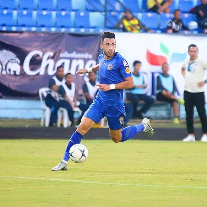 ヴィンセント・ケインのインスタグラム：「Go get it! Game day! 💙 vs Rayong FC #airforceunited #rayongfc #vincent #kv11 #gameday #demboots # #gogetit #susu #persib #bangkok #asia #thailand #football #m150championship #2002heritage #mercurial」