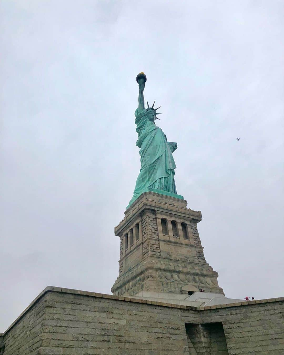 城戸康裕さんのインスタグラム写真 - (城戸康裕Instagram)「世界遺産、自由の女神きたーー🗽✨ ・ まわりの観光客から ・ 「フゥーーーー😆👍♫」 ・ って言われまくった笑 ・ たいまつのゲータレード、まじファインプレーだった🥤笑 ・ #自由の城戸笑 ・ 世界遺産☆49 ・ #城戸遺産 ・ 2019.4.5◉自由の女神像 《アメリカ・ニューヨーク》 ・ #statueofliberty #自由の女神 #newyork #ニューヨーク #🇺🇸 #世界遺産 #worldheritage @diviner_official  #🌏54ヶ国制覇」4月6日 12時33分 - yasuhiro.kido