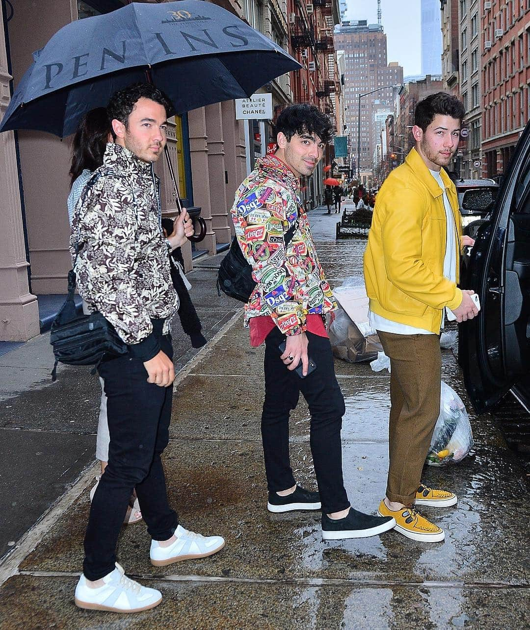 Just Jaredさんのインスタグラム写真 - (Just JaredInstagram)「The @JonasBrothers were joined by @priyankachopra, @daniellejonas and @sophiet for a night out to celebrate their new song! #JonasBrothers #NickJonas #JoeJonas #KevinJonas #PriyankaChopra #DanielleJonas #SophieTurner Photos: Backgrid」4月6日 12時36分 - justjared