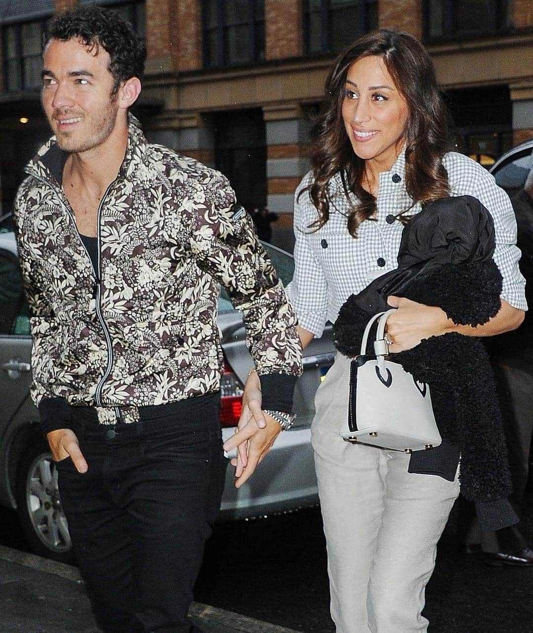 Just Jaredさんのインスタグラム写真 - (Just JaredInstagram)「The @JonasBrothers were joined by @priyankachopra, @daniellejonas and @sophiet for a night out to celebrate their new song! #JonasBrothers #NickJonas #JoeJonas #KevinJonas #PriyankaChopra #DanielleJonas #SophieTurner Photos: Backgrid」4月6日 12時36分 - justjared