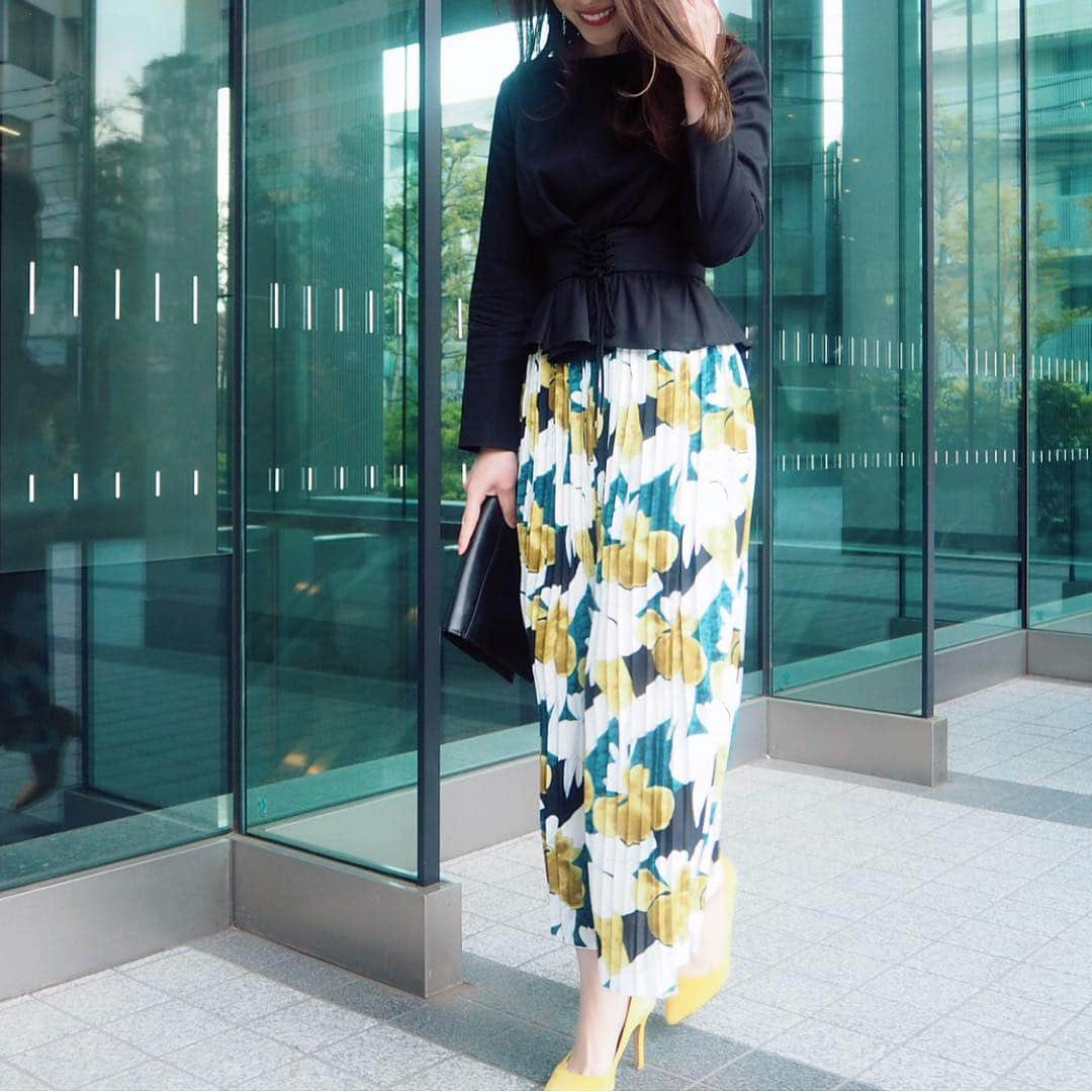 磯部奈央さんのインスタグラム写真 - (磯部奈央Instagram)「Coordinate☺︎❤︎ . 今日はお天気良くて、最高ですね😍☀︎ おでかけ日和だな〜☀️ . 写真はいつかのコーディネートで、大人っぽいレトロな花柄スカートを合わせました🌼 . . #tops ...#gracecontinental  #skirt …#fifth #bag …#saintlaurent  #shoes …#qibis . . . #coordinate #style #ootd #instagood #instafashion #fifthtl #フィフス  #fifthコーデ #プチプラコーデ #プチプラ #コーデ #シンプルコーデ #ファッション #コーディネート #fashion #outfit #プリーツフラワーロングスカート #レトロ  @fifth_store ←30%OFFクーポン出てました✨」4月6日 12時35分 - nao_isobe729