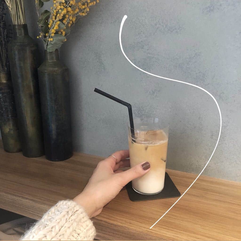 半田麗さんのインスタグラム写真 - (半田麗Instagram)「🌼☕︎🌼☕︎🌼 #relaxing #coffeetime またネイルをブラウンにした🍫」4月6日 12時35分 - rei__handa