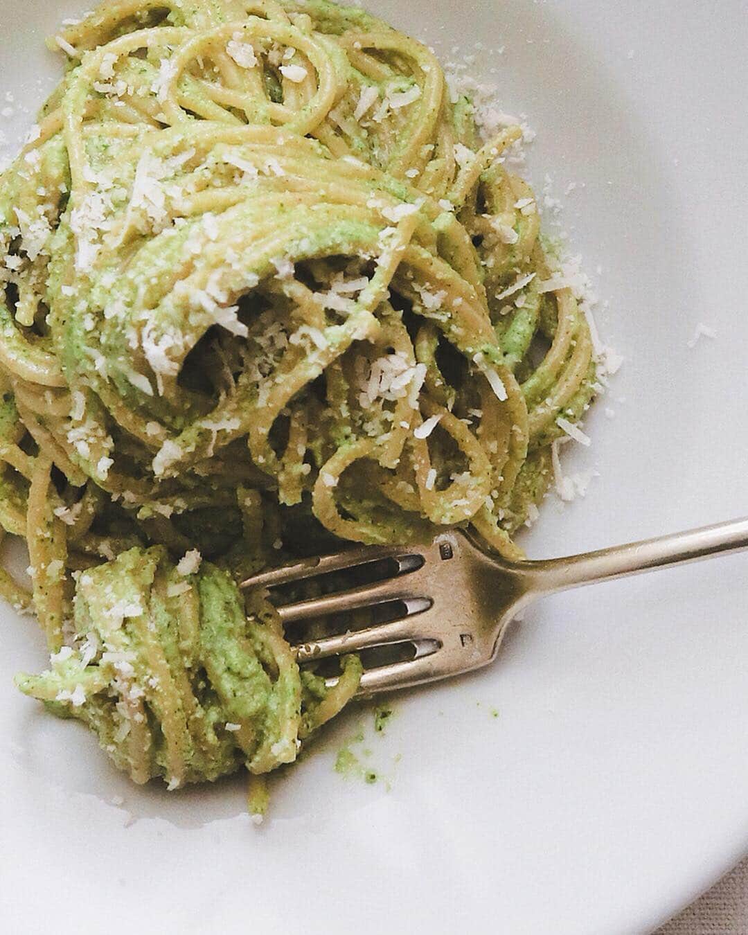 樋口正樹さんのインスタグラム写真 - (樋口正樹Instagram)「Broccoli pasta . ブロッコリーを オイルで炒めて、 バジルを加えて ペーストにして、 チーズと一緒に パスタと和えて。 . . #ブロッコリー #パスタ #バリラ #サタルニアチボリ #broccoli #broccolipasta #pasta #pastalover #lovepasta #pastaitaliana」4月6日 12時36分 - higuccini