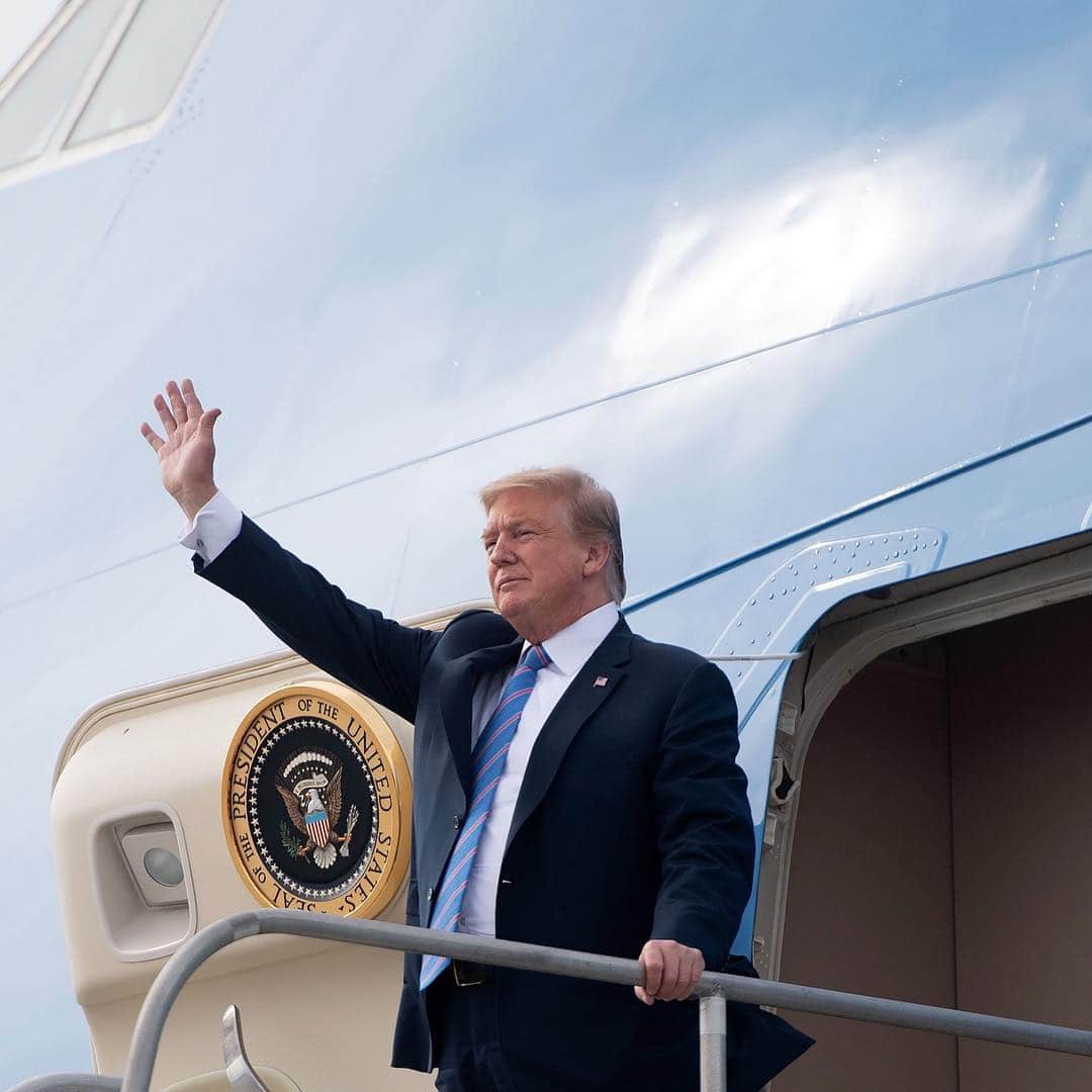 NBC Newsさんのインスタグラム写真 - (NBC NewsInstagram)「President Trump disembarks from Air Force One upon arrival at Los Angeles International Airport, as he arrives to attend fundraisers. . "The system is full. We can't take you anymore,” President Trump said at a roundtable event with law enforcement officials and local leaders at a border patrol station in Calexico, California. "Our country is full...Turn around." Click the link in our bio for more. . 📷 @saulloeb / @afpphoto」4月6日 12時41分 - nbcnews