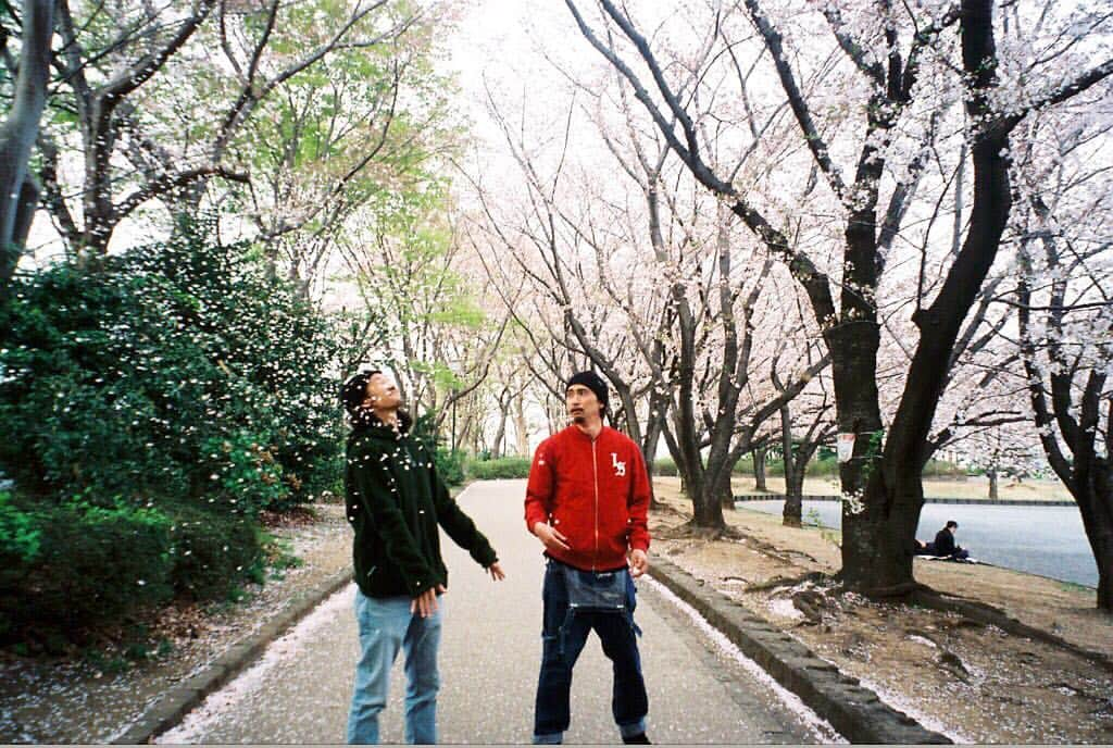 Aya（高本彩）さんのインスタグラム写真 - (Aya（高本彩）Instagram)「桜吹雪🌸  #photobyaya #男 #まだ満開ですね #今日は撮影であのお方と千葉へ #写真は去年の春の写真です #日本 #東京 #桜 #japan #tokyo」4月6日 12時47分 - aya_dream04