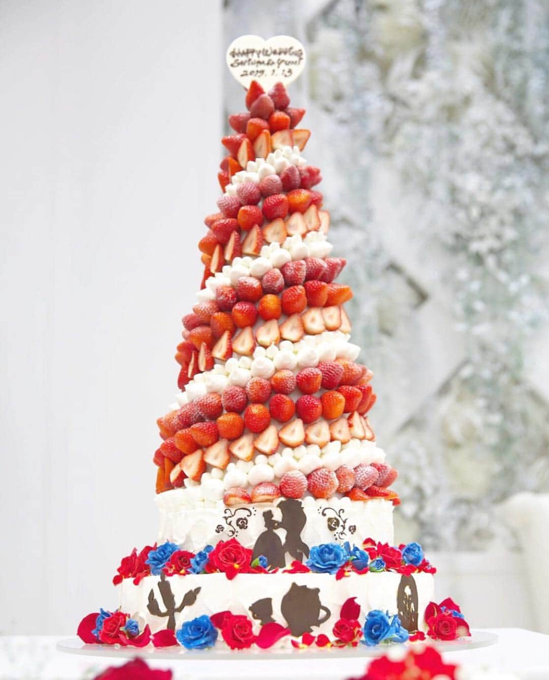 のインスタグラム：「インパクト大❣️写真映えバッチリな #ウェディングケーキ 5選✨ * @weddingnews_editor まいにち150記事を配信♩アプリもよろしくね💕 * * * 📷本日のカバーPhoto🕊♩+ﾟ* * * 大人気の #いちご のタワーケーキ5選✨こちらは * 💟1枚目：@yum0113_wedding さん 💟2枚目：@bestbridal.jp さん 💟3枚目：@kxn_wedding さん 💟4枚目：@ayachan09230 さん 💟5枚目：@oo00.nami.00oo さん * からリグラムさせていただきました✨ありがとうございました💕 * 高く積み上がっているデザインの #ウエディングケーキ 🍰は、まるでいちごの #クロカンブッシュ  みたい🍓✨ * #美女と野獣 の世界観を意識したものや、グリーンを取り入れたナチュラルなデザインなど♬ * どれもとても可愛いので、是非スワイプして👉チェックしてみてくださいね✨ * * * ❤️【WeddingNews情報】❤️ * * 本日新着のオススメ記事をご紹介します✨ * * ①知ってるだけで格段に費用が減る！節約ポイント15選＊💕《お金・段取り》 * * ②ウェディングドレスに合う♡ベールタイプ別の髪型35選♬💕《ビューティー》 * * ③大人可愛い♡おすすめのテーブルコーディネート16選＊💕《テーマ・装飾 》 * * ④引き出物の相場は？親族・上司など相手別にご紹介♬💕《演出 》 * * ⑤その発想はなかった！真似したい♡ポーズ&アングル紹介 💕《フォト・式レポ》 * * ※《》は記事のあるカテゴリー名❤️ * などなど、その他にも新着記事が配信中💕 アプリダウンロードがまだお済みでない方は是非 @weddingnews_editor のURLからダウンロードしてみてくださいね💕 * * * ＼📷投稿お待ちしています／ * 花嫁はもちろん、業者さんも大歓迎✨ アナタのお写真をご紹介してもOKという方は、ぜひ #ウェディングニュース にお写真を投稿してください💕 * * ⬇︎関連アカウント⬇︎ * 💒式場検索 【 @weddingnews_concierge 】 👰マイレポ花嫁 【 @weddingnews_brides 】 💋WNブライダル 【 @weddingnews_bridesreporter 】 * * その他、編集部からの連絡専用 @weddingnews_contact や、スタッフ個人の連絡用として @WN_xxxx（xxxは個人名）があります💕 * ………………………………………… ❤️WeddingNewsとは？ * * 花嫁のリアルな”声”から生まれた 花嫁支持率No1✨スマホアプリです📱💕 * * 🌸知りたい… #結婚式準備 に役立つ記事を毎日150件配信中♩ * 🌸見たい… インスタの #ウェディング 系投稿TOP100が毎日チェックできる＊IG画像の複数ワード検索も可♩ * 🌸叶えたい… #結婚式 関連の予約サイトが大集合♩ * 🌸伝えたい… 自分の結婚式レポ『マイレポ』が簡単に作れる♩先輩花嫁のレポが読める♩ * * @weddingnews_editor のURLからDLしてね✨ * * * * #花嫁 #ウエディング #プレ花嫁 #プレ花嫁準備 #2020春婚  #2019夏婚 #2019秋婚 #2019冬婚 #全国のプレ花嫁さんと繋がりたい #婚約 #プロポーズ  #入籍 #ケーキ #カフェ  #カフェ巡り #料理 #ファーストバイト #スイーツ #タワーケーキ  #ディズニーウェディング」