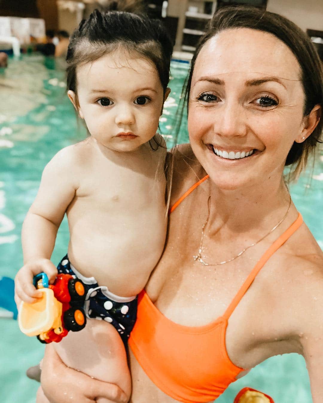 クリスティン・ヒルデブランドのインスタグラム：「Rhetts masking his excitement here😂 but he loved his first swim lesson yesterday!! He was such a brave little 🐠. I love being his mama so so much.」