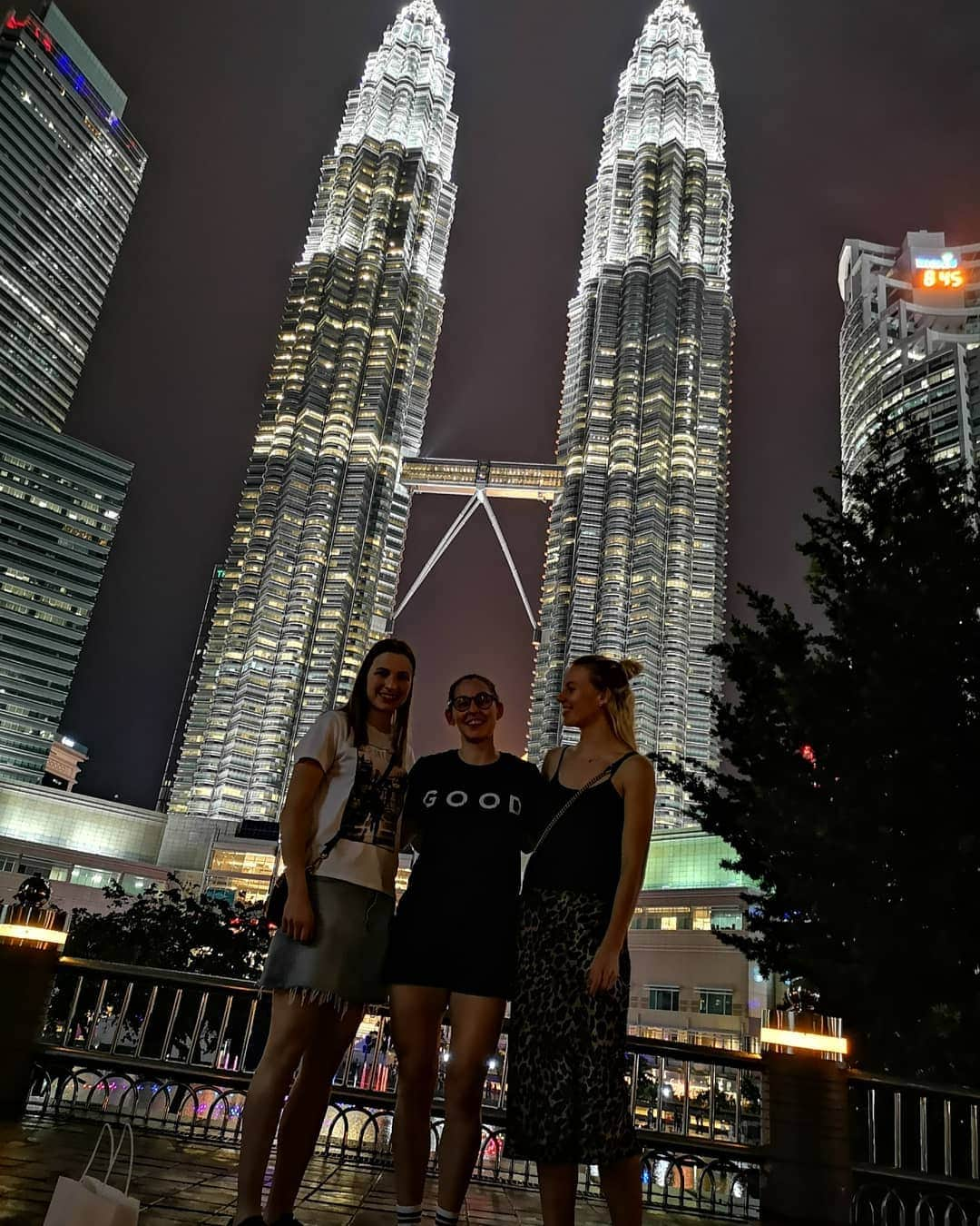 カースティ・ギルモアさんのインスタグラム写真 - (カースティ・ギルモアInstagram)「Taking the new @thegoodcoffeecartel tee on tour to see the sights of KL 👀🙆🏻‍♀️ 🌃. Always fun hanging out with these gals @mia_blichfeldt @linekjaersfeldt .  On to Singapore tomorrooooow 🇸🇬🏸 • • • • • #badminton #coffee #kl #kualalumpur #malaysia #petronas #petronastowers #singapore #scotland」4月6日 13時00分 - kirstygilmourr