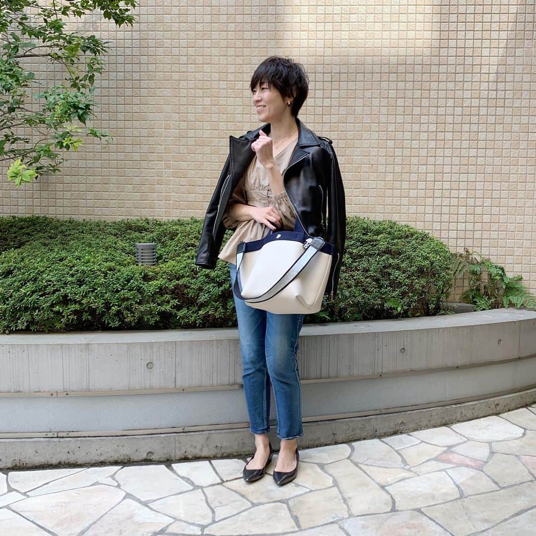 のインスタグラム：「いつものデニムスタイル♡ 休日はゆるりと！ 朝のメイクしながらインスタライブにお付き合い頂きありがとうございました！保存ができなくて消えちゃいました(￣▽￣)残念。。またやりますね！ コーデのライブもやりたい。 . トップス @urs_official #urs_styling  デニム @upperhights  パンプス @styledeli_official . #アラフォーママ #アラフォーファッション #ママファッションプチプラ #ママスタイル #ママさんと繋がりたい #ママスタグラム #ワーキングママ #コーディネート #アラフォーコーディネート #アラフォーママコーデ #コーデ女子 #locari #jマダムのおしゃれ #春コーデ #ライダース女子 #デニムコーデ #ライダースジャケット」