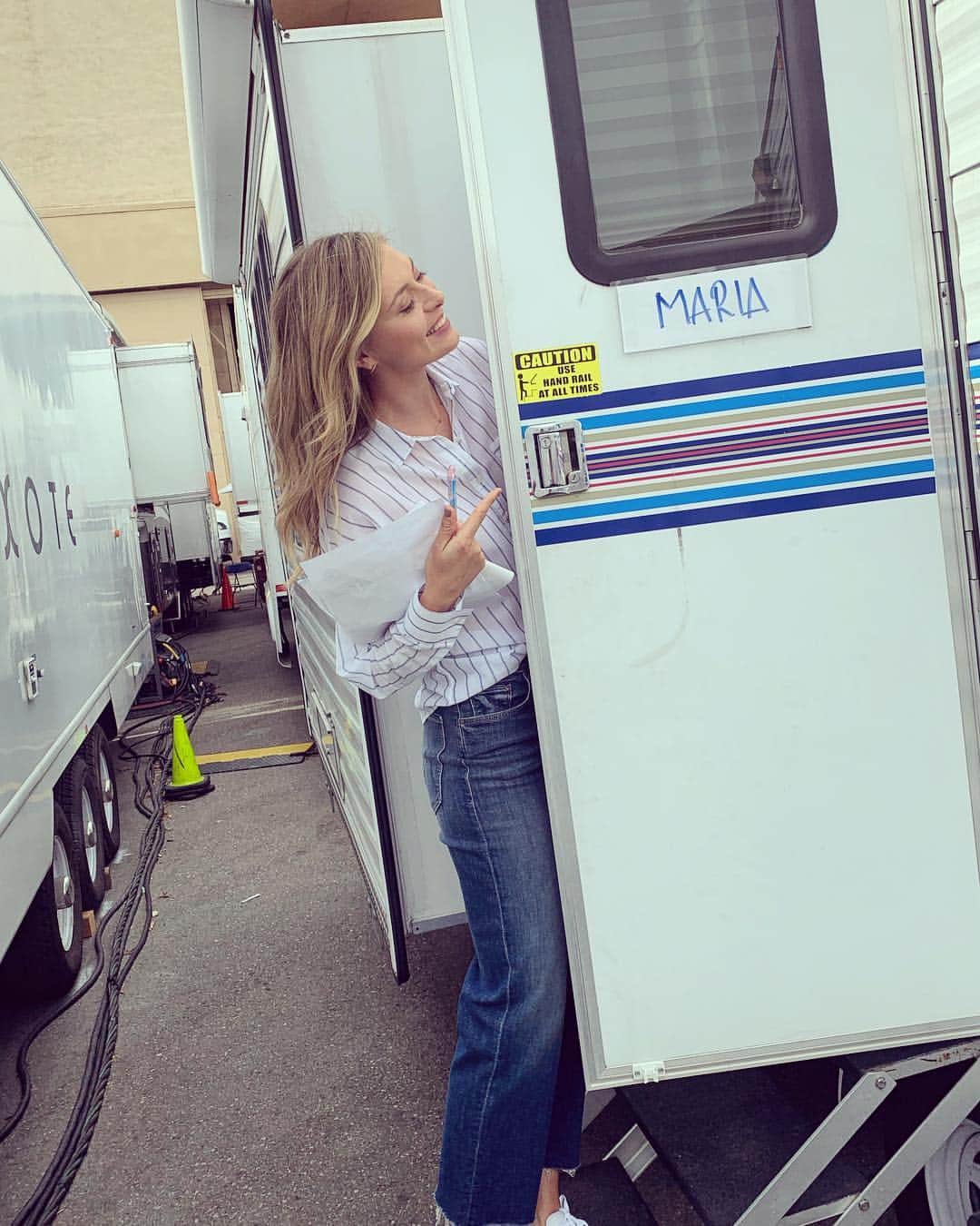 のインスタグラム：「A trailer, my own script and a cast I can’t even believe I sat next to! A real pinch-me moment 😱What do you think we were filming? 🤷🏼‍♀️#noclues #sorry」