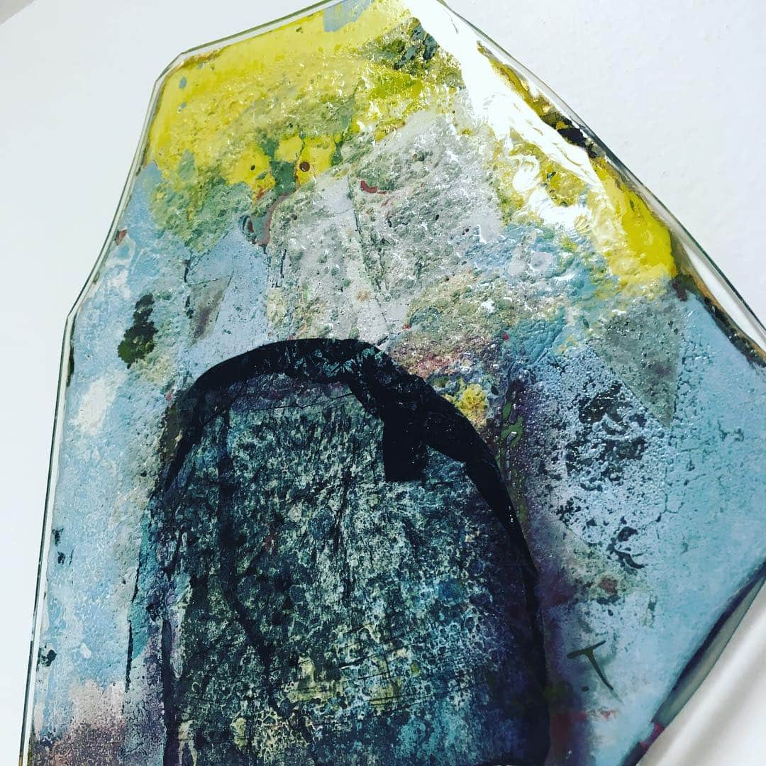 comb de shioさんのインスタグラム写真 - (comb de shioInstagram)「「ガラス？」とみなさま一瞬不思議な感覚に連れて行かれるIsako作品。 先日の東京のイベントでも、通り掛かったイタリア人ベネチアングラスのアーティストが「こんなの見たことない！何これ？ワンダフル❗️」 と、驚いていらっしゃいました♪ ・ 「そうさ、コムデシオオリジナル♪コムデシオガラスだもの😎メイド in ジャパーン🇯🇵の実力よ💪」 なーんて、調子に乗りました☺️ ・ “Glass art works by IsakoToda.” ・ ※パラミタミュージアム1階小ギャラリー（入場無料） ※4/6(土）～4/15（月）会期中無休・最終日は15：00まで ※パラミタＨＰ→http://www.paramitamuseum.com/top.html ・ #杜多一菜子 #isakotoda #isako #face  #combdeshio #art #exhibition #paramitamuseum #visitmie  #コムデシオ #artforsale #三重県 #展覧会 #kankomie #abstractart #artworks #artist #mie #japan #obje #painting #japaneseartists #アート好きな人と繋がりたい #painting #gallery #glassart #modernart #contemporaryart #museum #artworks #artistsoninstagram」4月6日 13時06分 - comb_de_shio