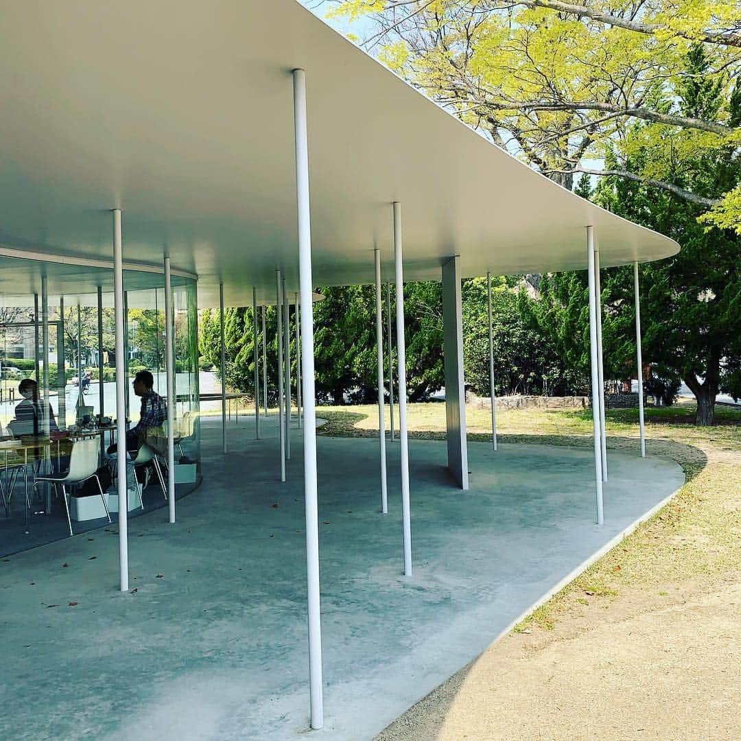 林信行のインスタグラム：「J Terrace Cafe #OkayamaUniv  by #SANAA  岡山大学のカフェ、SANAAなんだ！ おしゃれすぎ！」