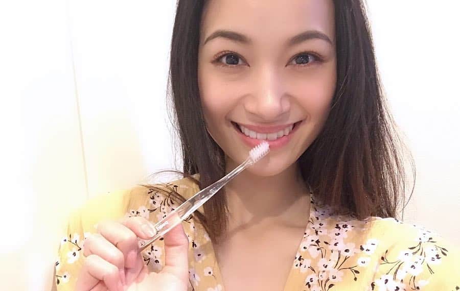高橋ユウさんのインスタグラム写真 - (高橋ユウInstagram)「大好きなコーヒーも我慢せずに自宅ホワイトニングを続けています🦷  #パールホワイトプロ のイメージモデルとしてケアしなきゃ、なんて思いながら普段の歯磨きと同じようにできるので何も頑張ってないです😂 写真3枚目のジェルを歯ブラシに乗せて歯磨きと同じように磨くだけ☆ また使用感を伝えていきますね🦷 @pearlwhitepro #パールホワイトプロ #パールホワイト  #ホワイトニング #ノー歯医者 #自宅ホワイトニング」4月6日 13時14分 - takahashiyu.official