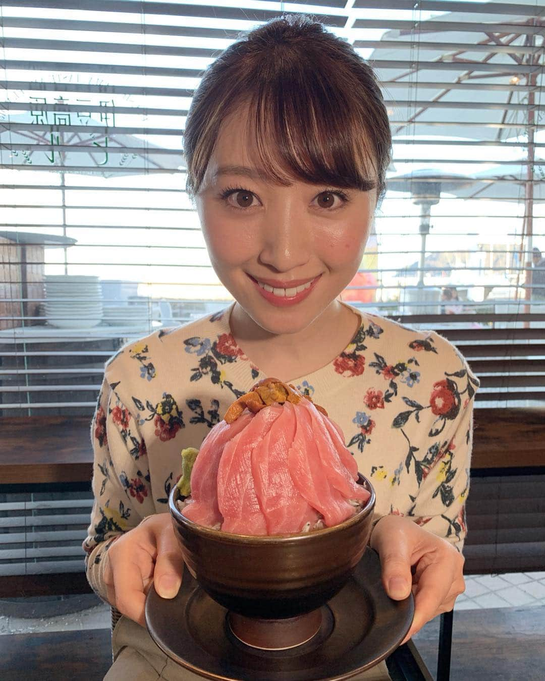 小山愛理さんのインスタグラム写真 - (小山愛理Instagram)「. こちらは私が食べていた、しらす鉄火赤富士丼🍣😂✨ まぐろがとても艶やかですよね〜☺️ インパクトもすごいですが、本当にお魚が新鮮で美味しかった🤤 . #日本テレビ#newsevery#道の駅#伊東マリンタウン#海鮮丼#食レポ」4月6日 13時15分 - koyama_airi