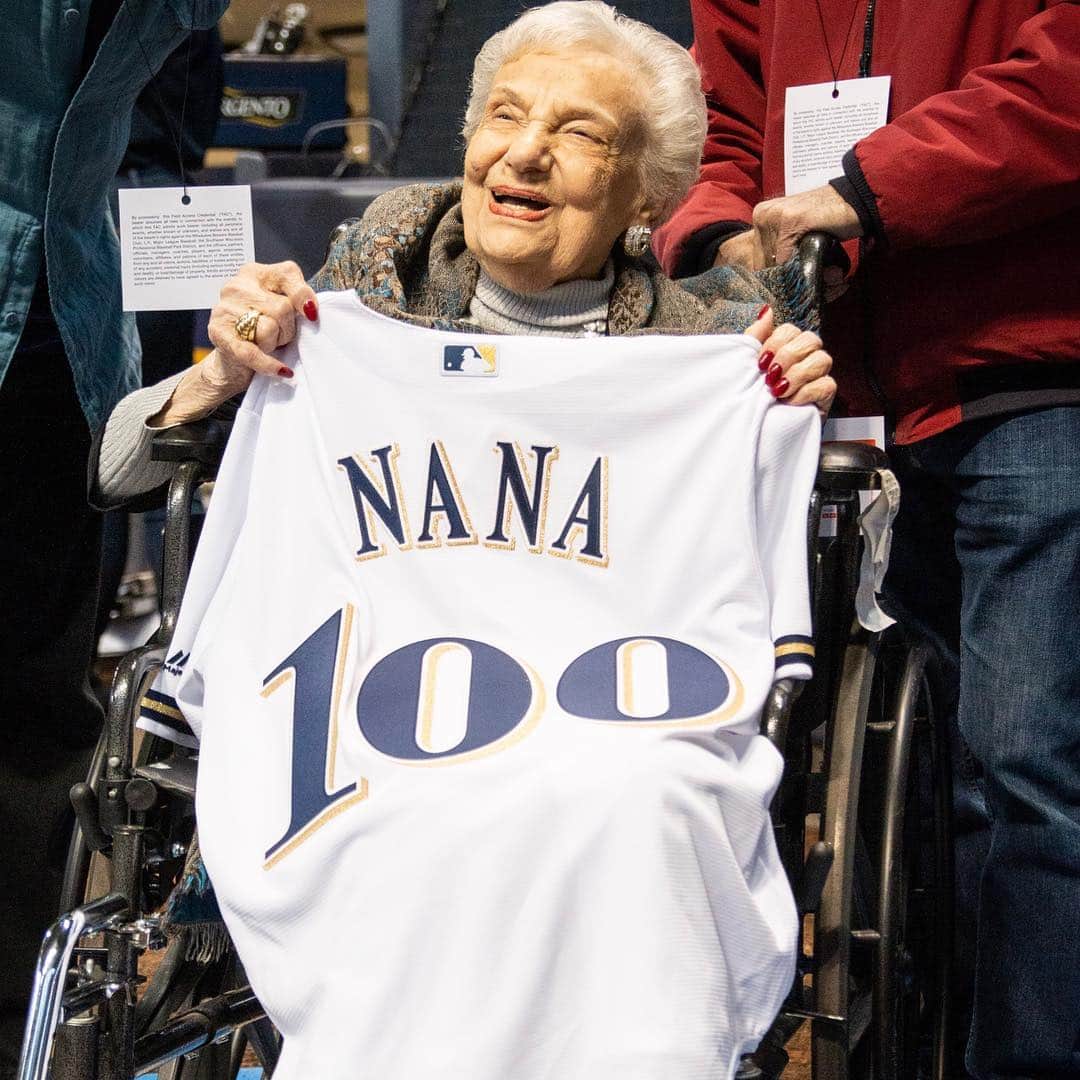 ミルウォーキー・ブルワーズさんのインスタグラム写真 - (ミルウォーキー・ブルワーズInstagram)「Keep it 💯, Nana.  Happy 100th birthday, Shirley!」4月6日 13時15分 - brewers
