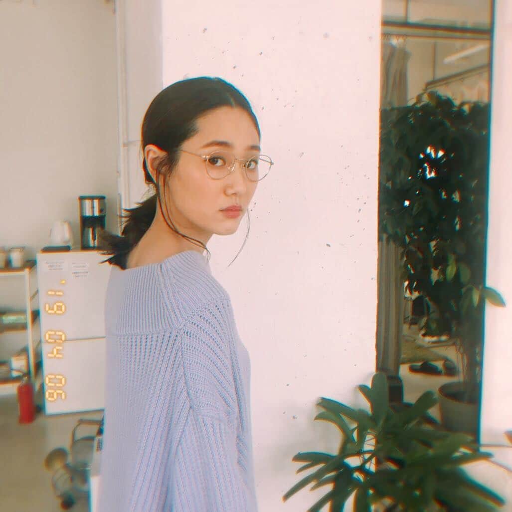 小林ようのインスタグラム：「🤓🌱 . #goodmorning #makeup #hairstyles #hairarrange #glasses #shooting #fashion #model #모델 #ローポニー #眼鏡 #小林よう #패션 #메이크업 #도쿄」