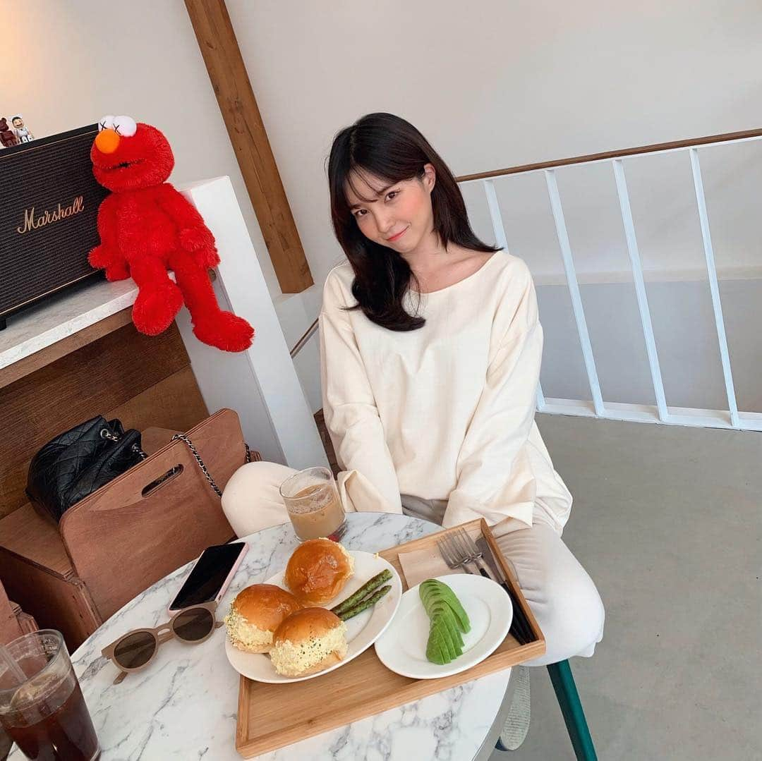 カン・ヘヨンさんのインスタグラム写真 - (カン・ヘヨンInstagram)「🅱🆁🆄🅽🅲🅷🍽🖤 내가 제일 조아하눈 머리 기장으로 변신  통통 퉁퉁 부은 얼굴로 #브런치 먹으러 다녀와찌요 내가 좋아하는 아보카드으!!!💚 여기 #카페 참 맘에 드는구만!  엘모 ? 귀여워서 계속 안고 있다가 까먹고 집에 데려갈뻔 ㅎㅎ.. (여러분 근데 제 스토리 한번 봐주세오....🙄 안보시면 후회👠❤️🧡💛💚💙💜🖤)」4月6日 13時22分 - mangdoo_noona