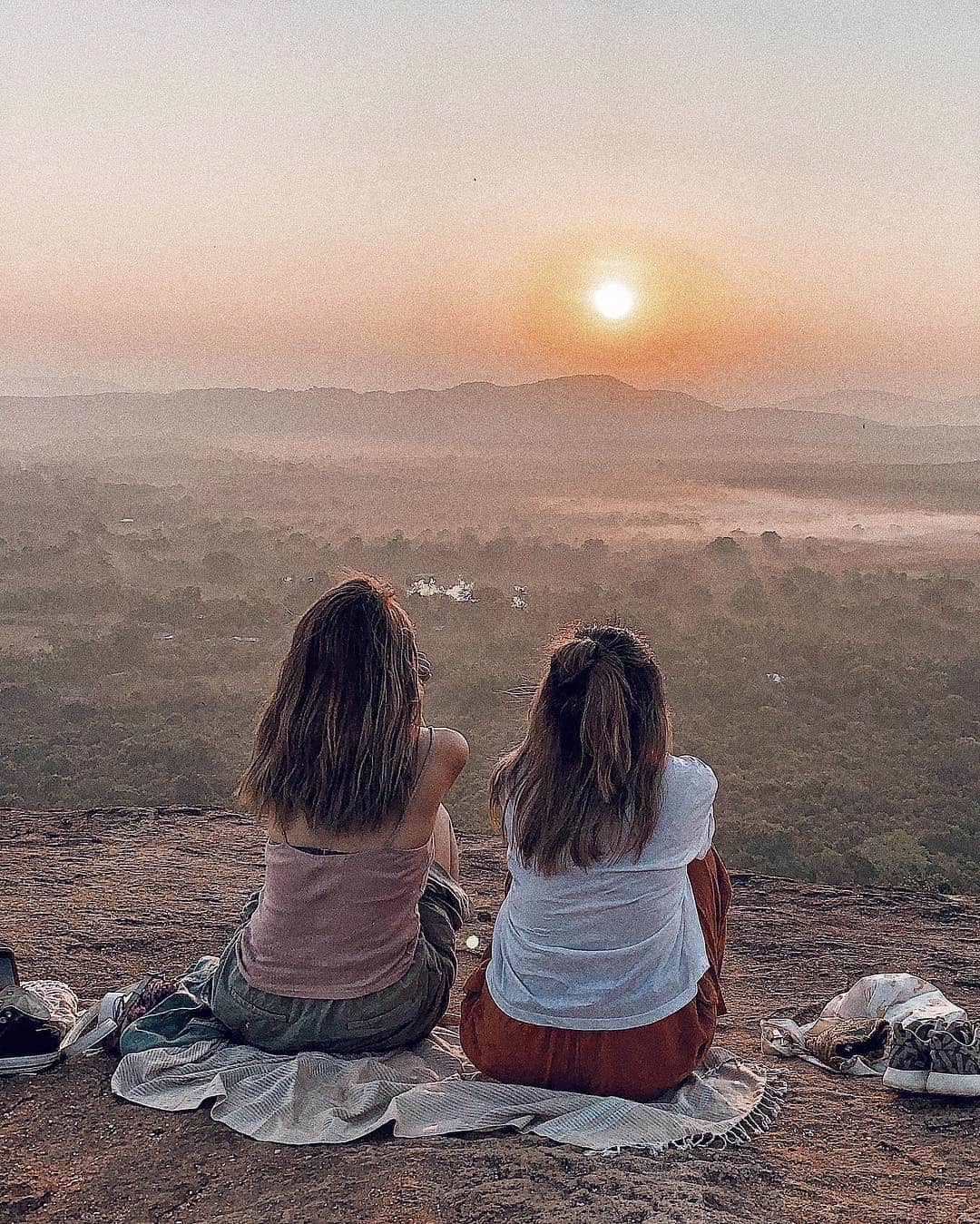 Manamiのインスタグラム：「Sunrise🌅 ㅤ 朝日ってすごいpower✨ 朝5時半から登って20〜30分で頂上に着いたよ🌞 朝から汗だく🐉 お寺なので足は出しちゃいけないそうです🚫🦵🏼」