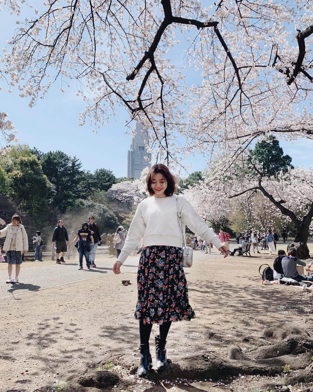 猪鼻ちひろのインスタグラム：「桜が好きすぎる〜 お願い、まだまだ散らないで🥺🌸 #桜ファビュラス #ほっぺ蚊に刺されたよ🦟  #夜シャンプーしたとき泥水出てきたよ〜 #注目はスウェットだよ♡ @from_chiro #ちひろのお洋服」