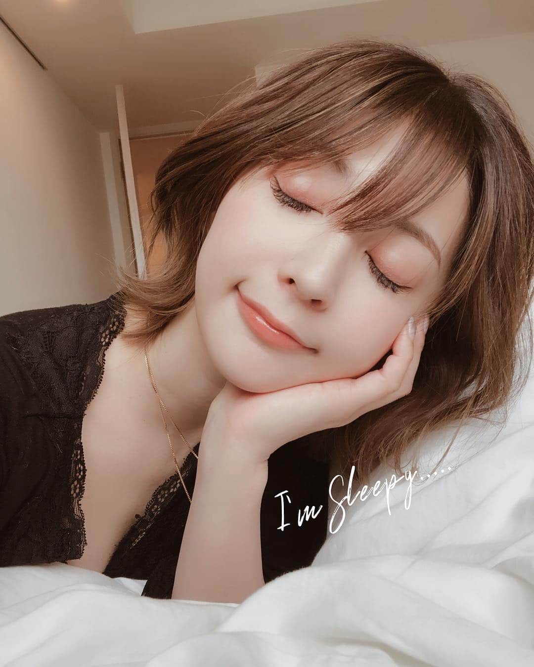 のインスタグラム：「寝ても寝ても眠いんですが？😴」