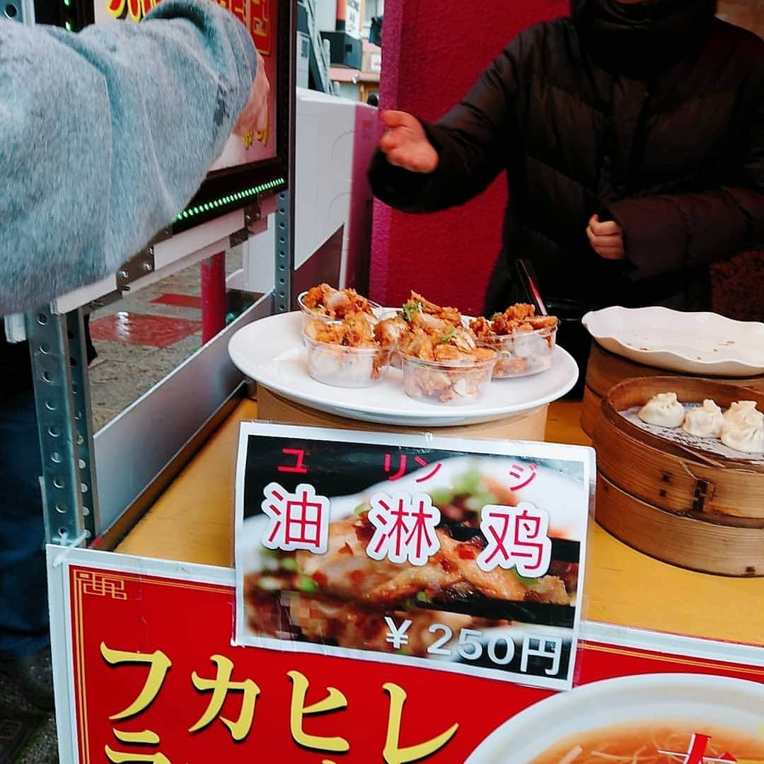 ピックさんのインスタグラム写真 - (ピックInstagram)「徳島最後の日は、マルシェの次は❗ 新神戸まで。送って貰うので、神戸の中華街に行ったよー❗ 、 西安門 入り口に小さくピックちゃんおるよ🐶 、 中華街食べ歩きして❗ 有名な 豚まんの老祥記さんに行こうとしたら❗ 、 長蛇の列💦💦💦💦💦 🚄もあるし、とても並べず❗ 、 それどころか❗マルシェもそうだけどさ寒さに耐えながらの移動で❗ 、 神戸は☂️だし ほんとはおさくちゃんも一緒に行くはずが❗ ご老体には、無理ってことで、断念💦💦 、 真冬の寒さだったから 、 南京町の担々麺やら、小籠包、ごま団子いろいろ食べて❗ 、 楽しい徳島の旅でした❗ 、 今度は、犬なし 大阪の旅をすることになりましたーパパ達は飲み、私たち喋りまくりかしら😃 、 まずは、ゴールデンウィークまた、めいっぱい遊ぶぞ～ 、 #神戸  #中華街 #食べ歩き #南京  #旅行 #ありがとう #instadog #ilovedog #dogstagram #west_dog_japan #all_dog_japan #todayswanko #inulog #coolangel #ミニチュアダックス #ミニチュアダックスフンド #イヌスタグラム #いぬすたぐらむ #犬 #だいすき #美容 #ダイエット #いぬドル #かわいい #シニア犬 #14歳 #ピック #モデル犬 #イケワン #わんわん小学校」4月6日 13時34分 - pick09040904