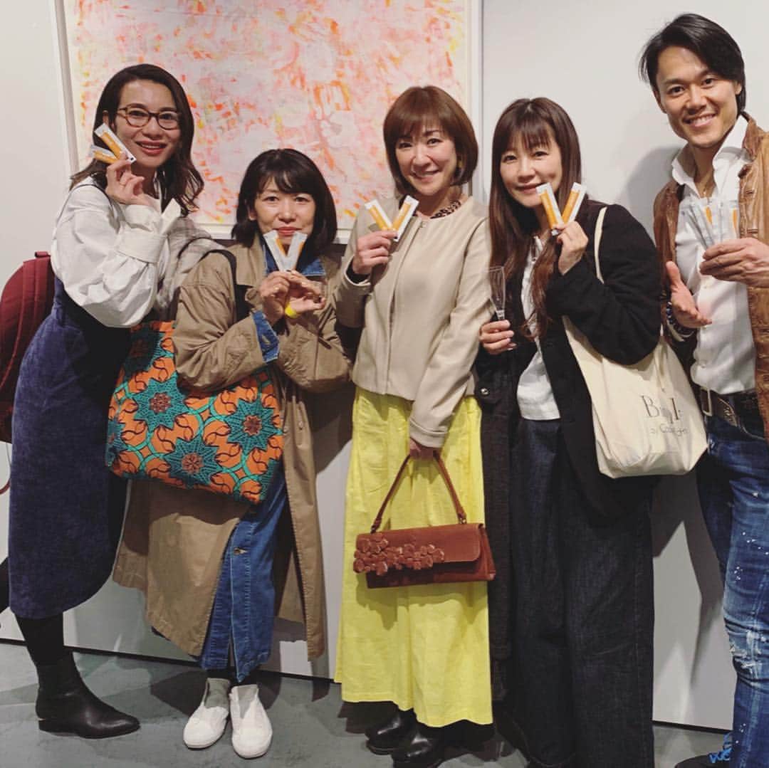 宮前真樹さんのインスタグラム写真 - (宮前真樹Instagram)「#リポc 日々愛飲しているリポC 新商品のレセプションへお邪魔しました。 久しぶりにあみちゃんにも会えた @arimin55 ♡  スポーツ業界.美容業界 モデル.アスリート界隈で話題のリポシー。  私は前回のクリエーションアムール展で出会いまして それから欠かさず家にストックしています。  ビタミンc＝酸っぱいイメージがあるけど… これしょっぱいの！ 海水のような味で好き嫌い分かれると思う。  ちなみに私は全然ダメだった😂  なので初めは少量の炭酸水や 柑橘系の飲み物に入れて摂取してました。  なんですが！ そのまま口に含んで粘膜吸収させるのが 1番効果的だと教えてもらい それからはその方法で飲んでいます。  どうせなら効果を最大限に引き出して感じたい！. という欲張り笑  最近は夜の歯磨きの後 口に含んで クチュクチュして飲んで寝ます！ 今では普通に飲めます♡ 美味しいとは思わないけど笑  歯科医院での取り合いも多くて 先生が勧めている摂り方だと教えて貰いました。  朝イチはビタミンが枯渇してるのでまず1包。  疲れたり風邪引きそうな時は 一気に3包の贅沢飲み。  こんなに書いてるけど 本当にただ好きで飲んでるだけ笑 . エルマーにもたまにあげてます 動物病院でも使われてるので安心🐕  今回のメインアイテムだった 新商品のスプレータイプの化粧水と ファンデーションも今後試したい♡ #リポカプセルビタミンc  #アラフィフ美容 #飲む美容点滴 #高濃度ビタミンc  #美肌 #艶肌  #歯ブラシの横にリポc @lypo_c_official  不味くても（私的に）せっせと飲むのは ちゃんと効果を体感しているから☺︎」4月6日 13時34分 - miyamaemaki0116