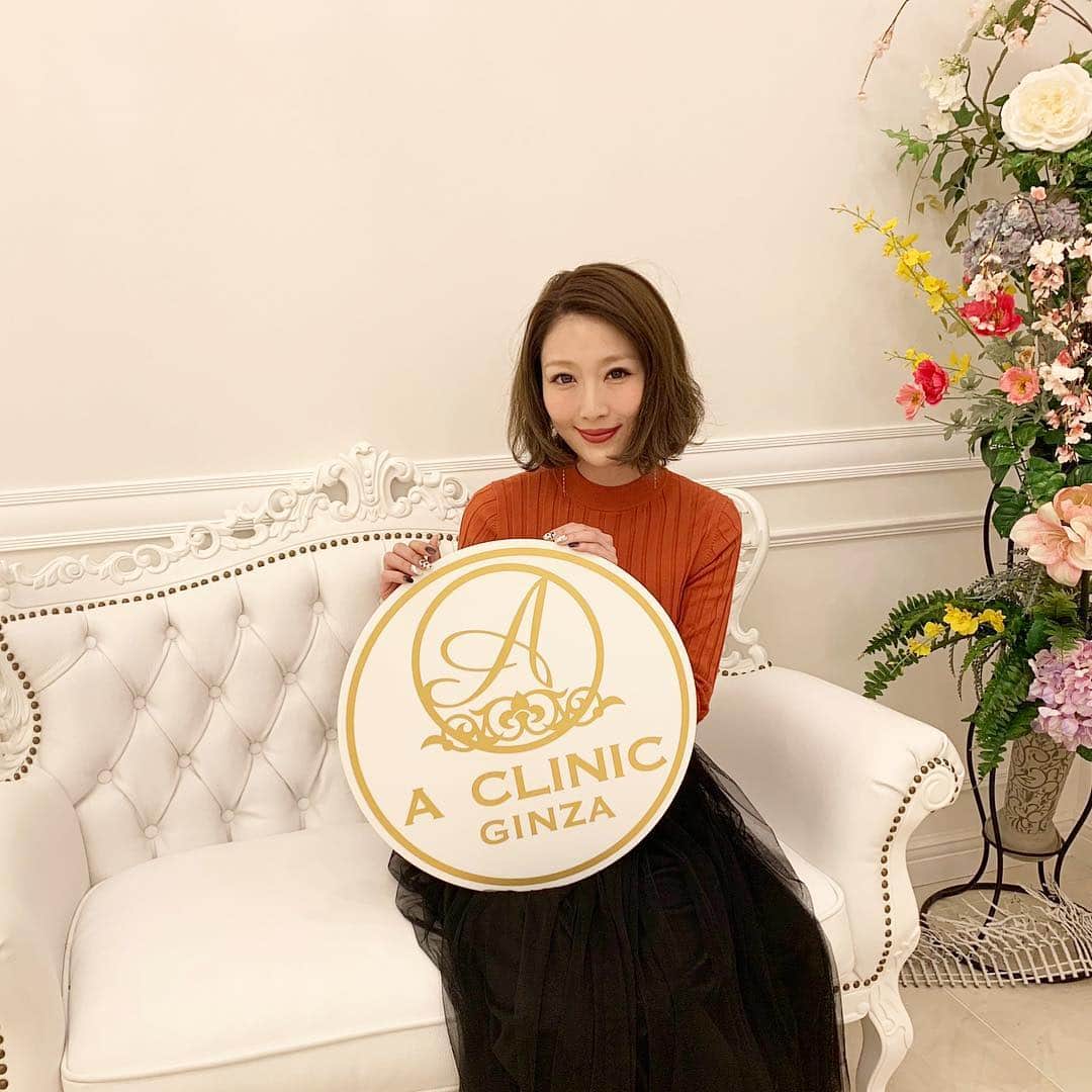 梅野舞さんのインスタグラム写真 - (梅野舞Instagram)「先日、Aクリニックさんへ♡  クリニックはお姫様気分になれる素敵空間  シャンデリアがたくさんあって 個室もとっても可愛い😘  Aスレッドで有名なクリニックは リフトアップ効果抜群！ フェイスラインがスッキリするよ。 今回、Aスレッド考案の山田先生にカウンセリングしてもらい施術をお願いしました✨  いまはフェイスラインスッキリして大満足♡  #aclinic #山田哲雄 #柴田貴志 #美容外科 #美容クリニック #美容皮膚科 ＃Aスレッド #小顔 #リフト #フェイスライン#糸リフト #佐藤玲史 #ハイフ #美容#beauty#instagood #instapic」4月6日 13時38分 - mai.umeno