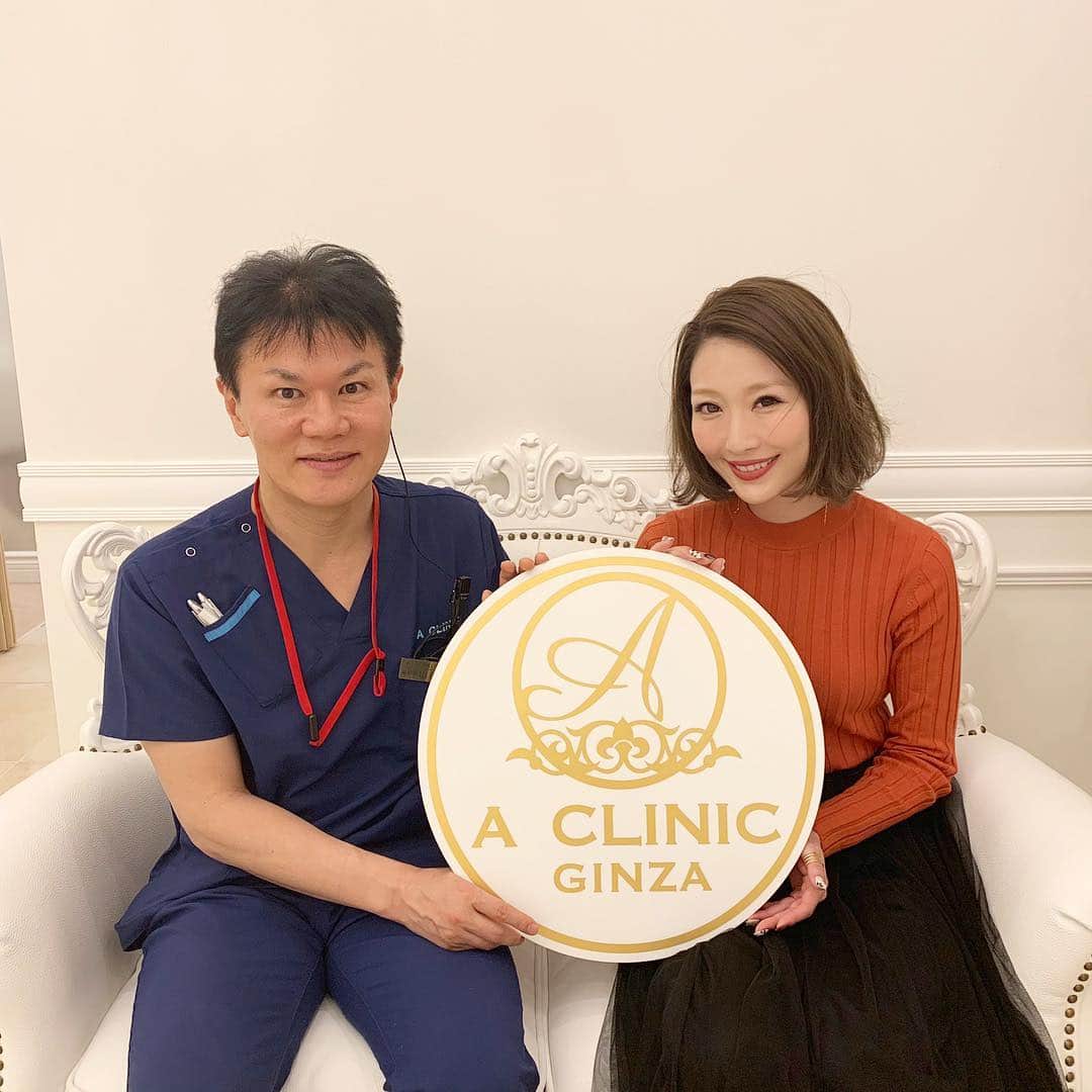 梅野舞さんのインスタグラム写真 - (梅野舞Instagram)「先日、Aクリニックさんへ♡  クリニックはお姫様気分になれる素敵空間  シャンデリアがたくさんあって 個室もとっても可愛い😘  Aスレッドで有名なクリニックは リフトアップ効果抜群！ フェイスラインがスッキリするよ。 今回、Aスレッド考案の山田先生にカウンセリングしてもらい施術をお願いしました✨  いまはフェイスラインスッキリして大満足♡  #aclinic #山田哲雄 #柴田貴志 #美容外科 #美容クリニック #美容皮膚科 ＃Aスレッド #小顔 #リフト #フェイスライン#糸リフト #佐藤玲史 #ハイフ #美容#beauty#instagood #instapic」4月6日 13時38分 - mai.umeno