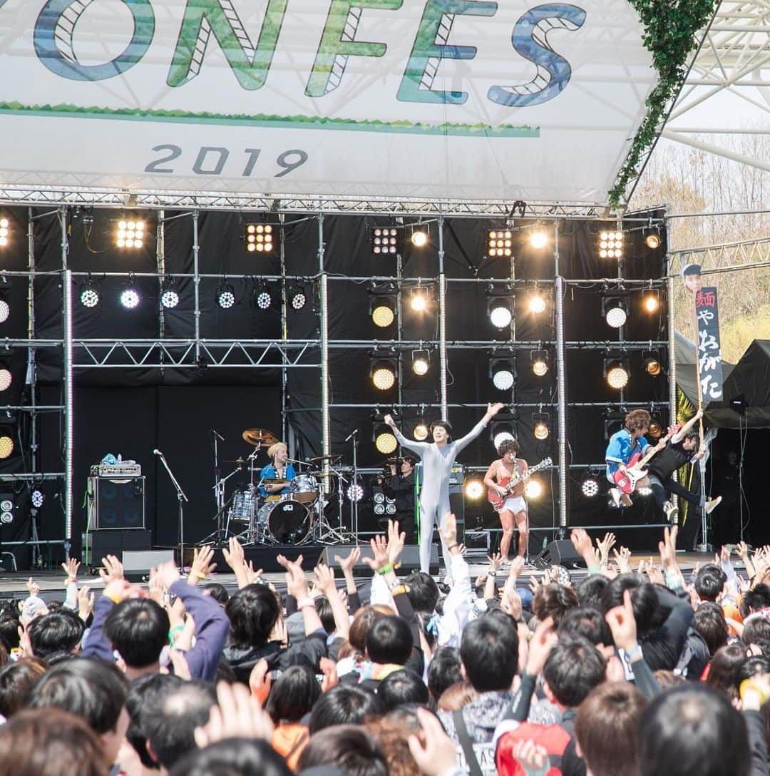 モリスさんのインスタグラム写真 - (モリスInstagram)「YON FES 2019トップバッターでした 大ウナギが登場したりまさやんくんが味噌まみれになったり 麺や おがたも宣伝に駆けつけてくれました ありがとう SKY STAGE 空がとっても青くて気持ちよかった！ #ヨンフェス #yonfes #04limitedsazabys #麺やおがた」4月6日 13時29分 - surimooo