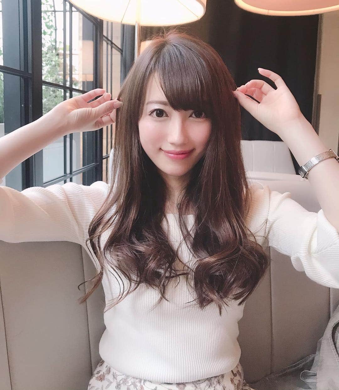 佐倉知里のインスタグラム：「髪色チェンジ🌸♡ . いつもの♡池戸さん @yujiikedo に 髪の毛綺麗綺麗してもらいました🥰 . 暗すぎも明るすぎも似合わないので この絶妙な色合いが好み😍さすがです👏 ハワイに合うよういつもよりすこーしだけ明るくしてもらったの🌺トリートメントと煌水でサラッサラ✨ . 美容院でおしゃべりしてる時間も楽しくて いつもあっという間💓 . . はー今日あったかーい🌸♡ . . . #hairdresser #minx原宿#池戸裕二#代表#煌水#煌水サロン . #一生ロングヘアー」
