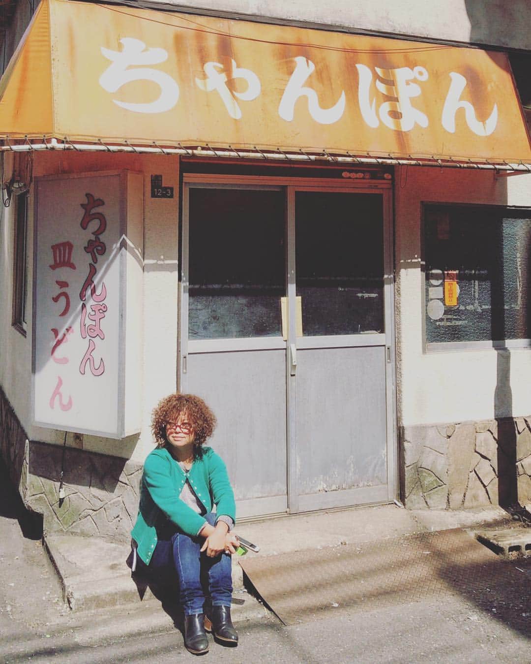 猫沢エミさんのインスタグラム写真 - (猫沢エミInstagram)「にゃんフラ休憩中を生徒に激写されておりました😂 午後も頑張ります。  #にゃんフラ」4月6日 13時38分 - necozawaemi