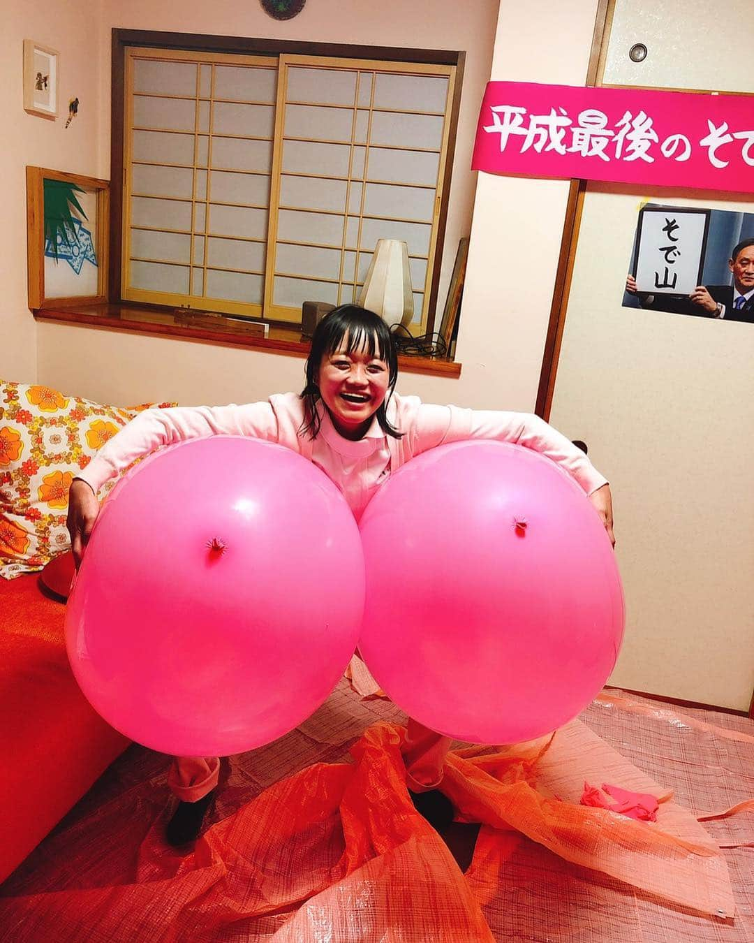 加藤紀子さんのインスタグラム写真 - (加藤紀子Instagram)「平成最後の4月5日は かほちゃんのサプライズ誕生会！ 持ち寄ったご飯食べたり飲んだり バルーンと戯れたりキメポーズがキメられなかったり、 その途中で出てる番組を一緒に観てくれたり なんとも忘れがたい愉快な1日となりました！  かほちゃんおめでとう㊗️ サプライズ大成功😋  #せめて重量だけでも味わいたかった大きなおにぎり」4月6日 13時38分 - katonoriko