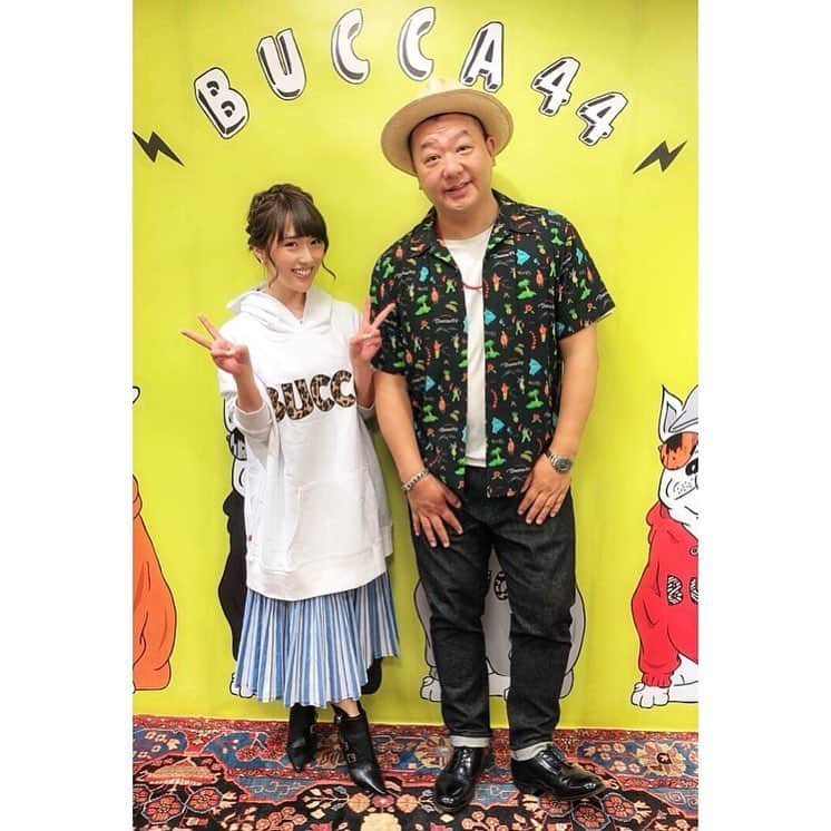 岡英里さんのインスタグラム写真 - (岡英里Instagram)「TKO木下さん @tko.kinoshita ディレクションブランド【 #BUCCA44 】の展示会に行ってきたよー💋 . . なかなかスケジュール合わず伺えてなかったので今回やっとの参加でした😂❤️ . . オーバーサイズのパーカーが可愛くて可愛くて☺️💓オーダーした新作が届くのも本当に楽しみっ💕 . . 写真のパーカーはXXLサイズだよー☆1枚でワンピみたいに着るなら丈感的にXXXLの方がオススメかもしれない👀 . . パーカー以外にもたくさん可愛い新作あったのでみんなチェックしてみてね❤ . . 木下さん、お誘い頂きありがとうございました💓 . . 帰りのガチャガチャでレアシール当たった😝✨ . . #岡英里 #グラビアアイドル #ブッカ44 #ブルドッグ #TKO #TKO木下 さん #ディレクション #メンズ #ブランド #2019ss #春夏 #展示会 #恵比寿 #オーバーサイズ #パーカー #可愛い #かわいい #新作 #オーダー #楽しみ #ファッション #おしゃれ #おしゃれさんと繋がりたい #Japanese #fashion  #good #thankyou」4月6日 13時38分 - okaeri0424